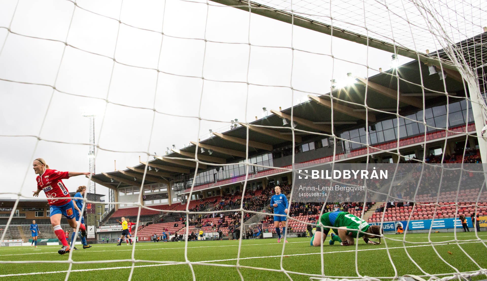 Örebros Sanna Talonen gör 2-0 till Örebro bakom
