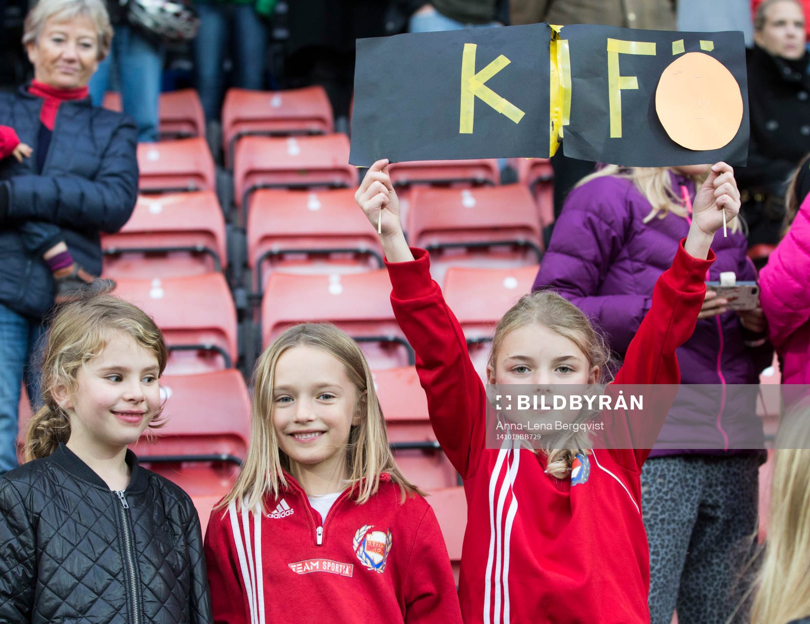 ung supporter med skylt på läktarenunder fotbollsmatchen