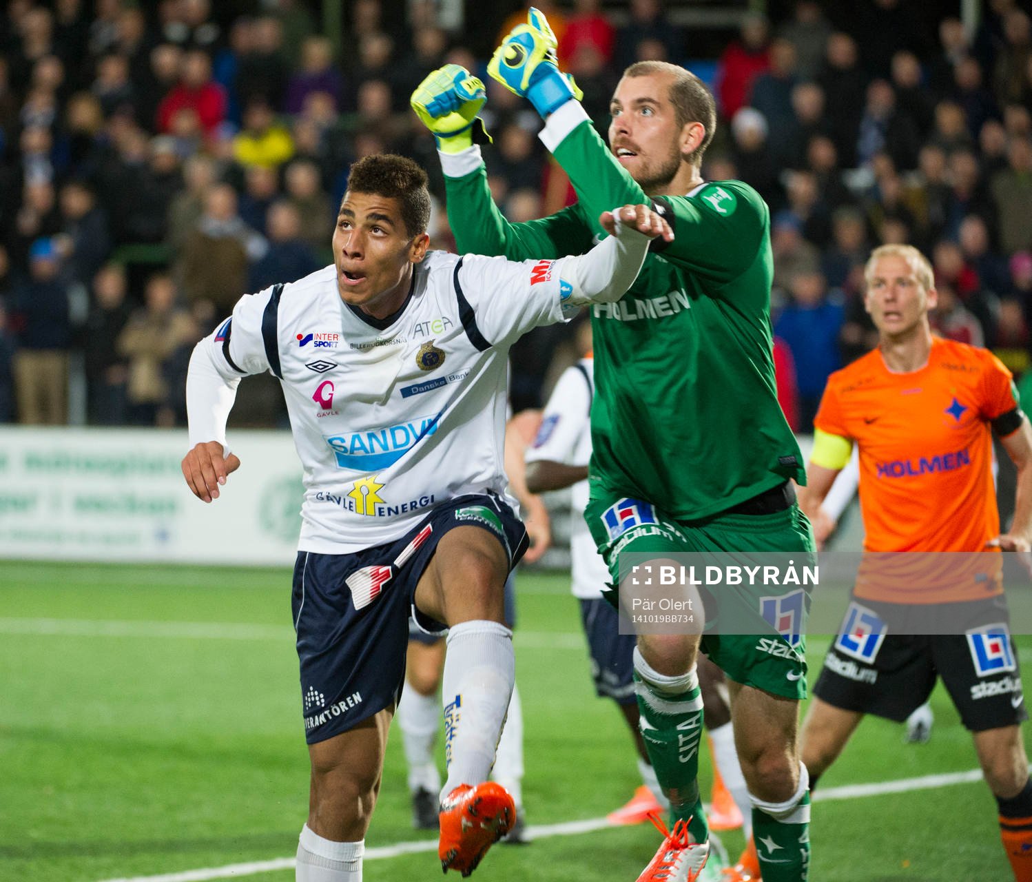 Norrköpings Edvard Setterberg i kamp mot Gefles Emil Bellander under fotbollsmatchen i Allsvenskan mellan Gefle och Norrköping den 19 Oktober 2014 i Gävle.