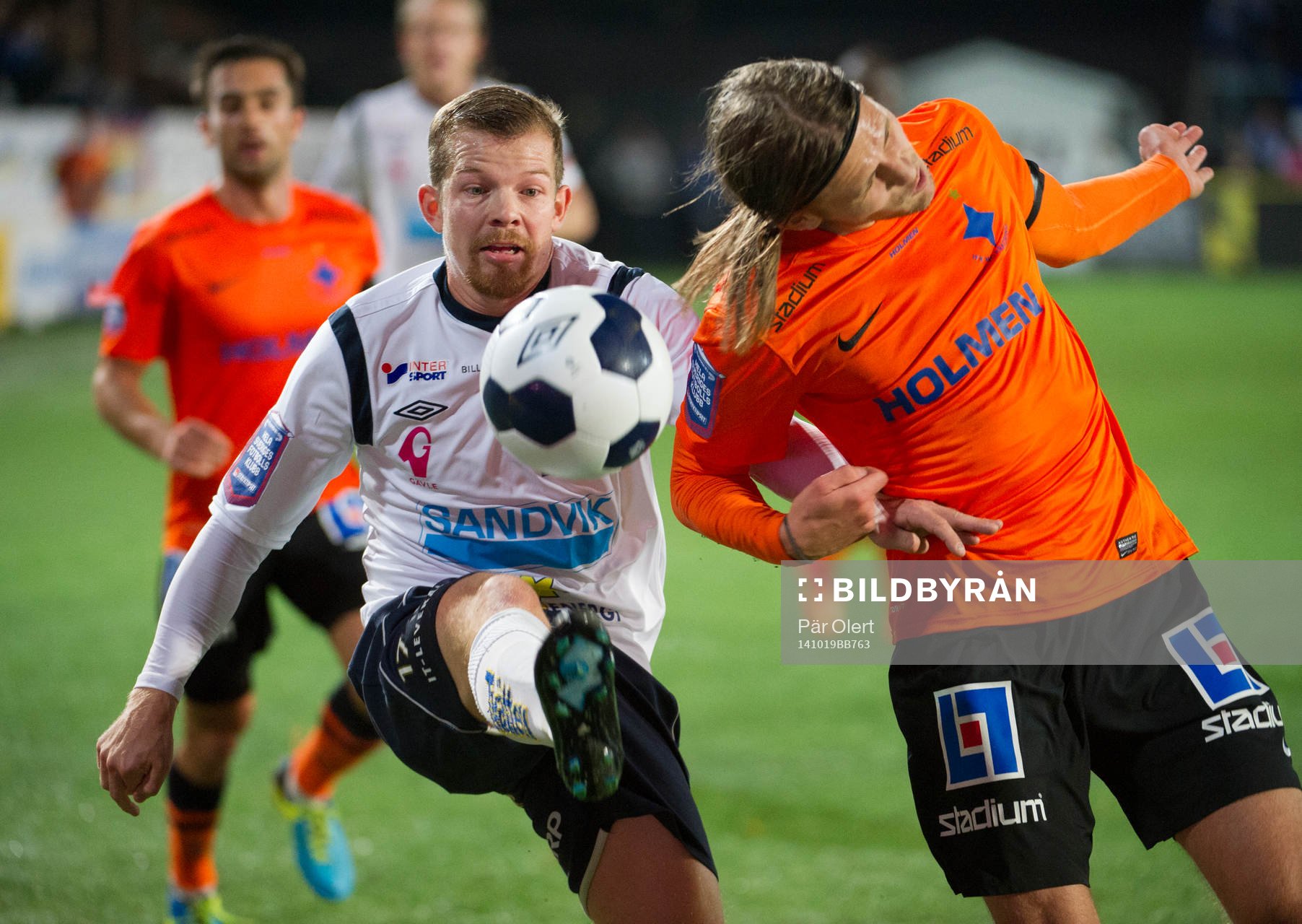 Gefles Jonas Lantto i kamp mot Norrköpings Arnor Ingvi Traustason under fotbollsmatchen i Allsvenskan mellan Gefle och Norrköping den 19 Oktober 2014 i Gävle.