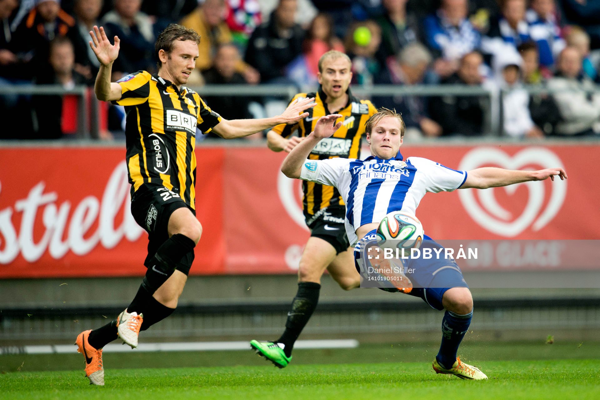 IFK Göteborgs Gustav Engvall och Häckens Simon Sandberg under fotbollsmatchen i Allsvenskan mellan IFK Göteborg och Häcken den 19 oktober 2014 i Göteborg.