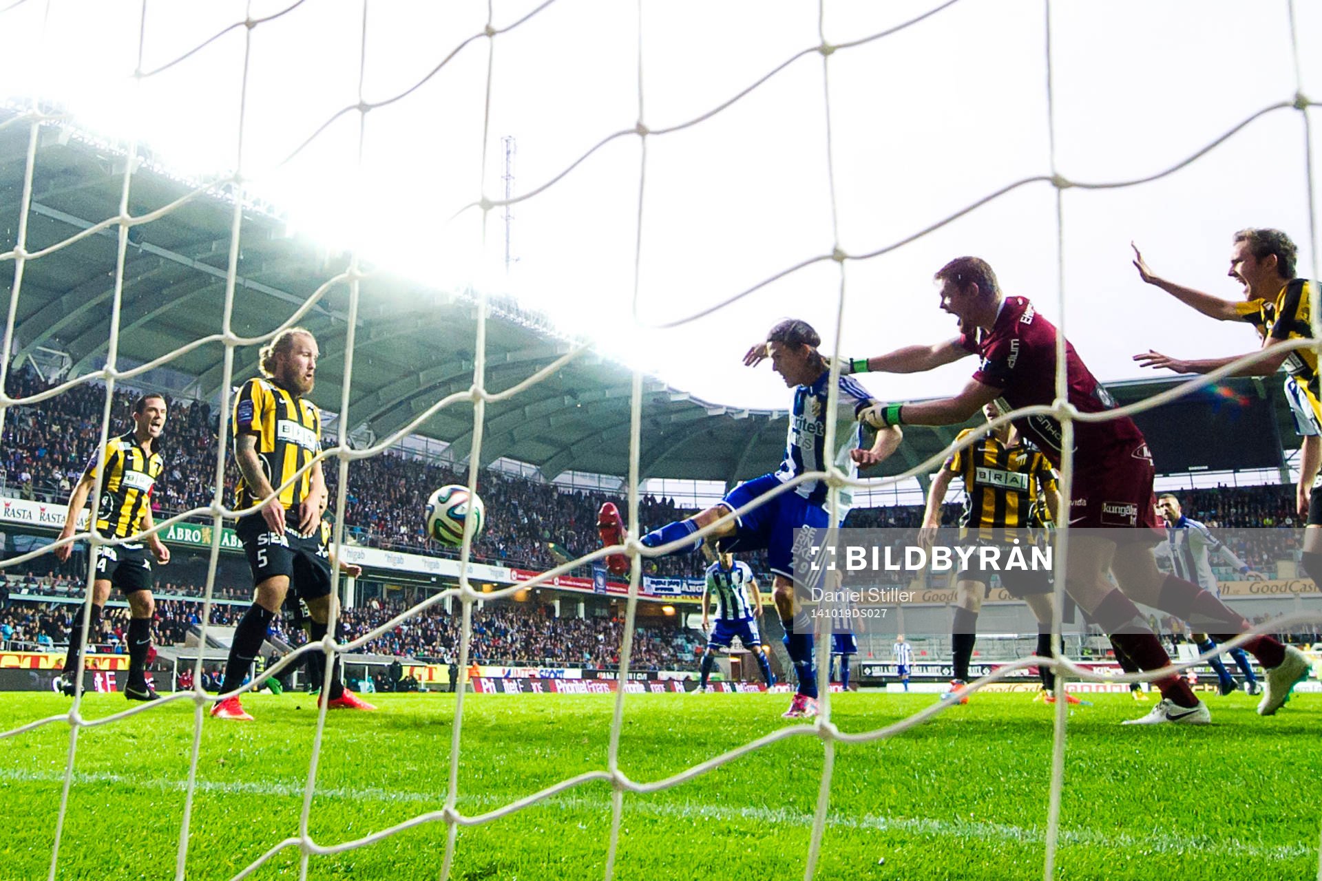 IFK Göteborgs Lasse Vibe ett mål som blir bortdömt under fotbollsmatchen i Allsvenskan mellan IFK Göteborg och Häcken den 19 oktober 2014 i Göteborg.
