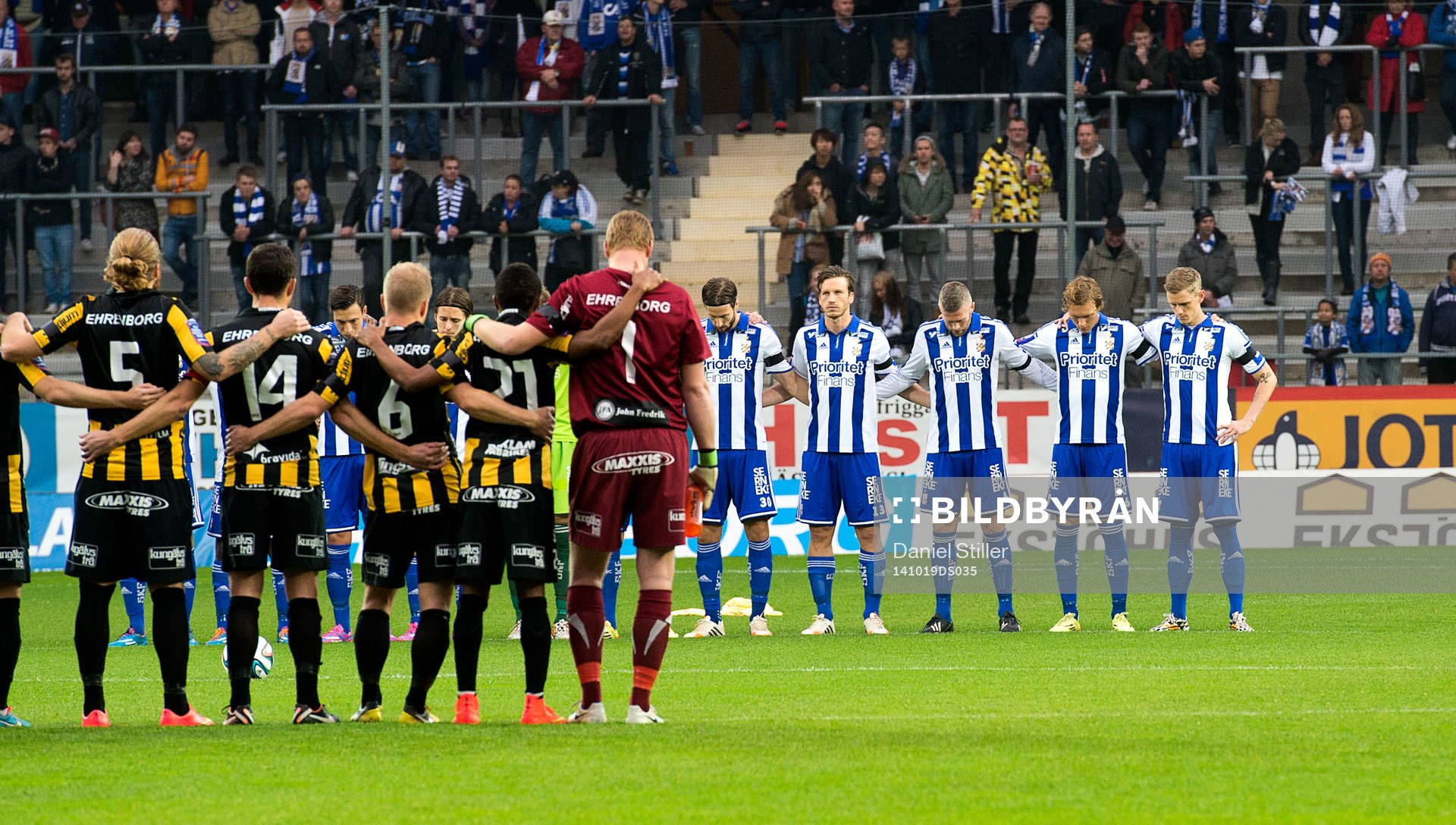 En tyst minut innan matchen för att hedra Brommapojkarnas