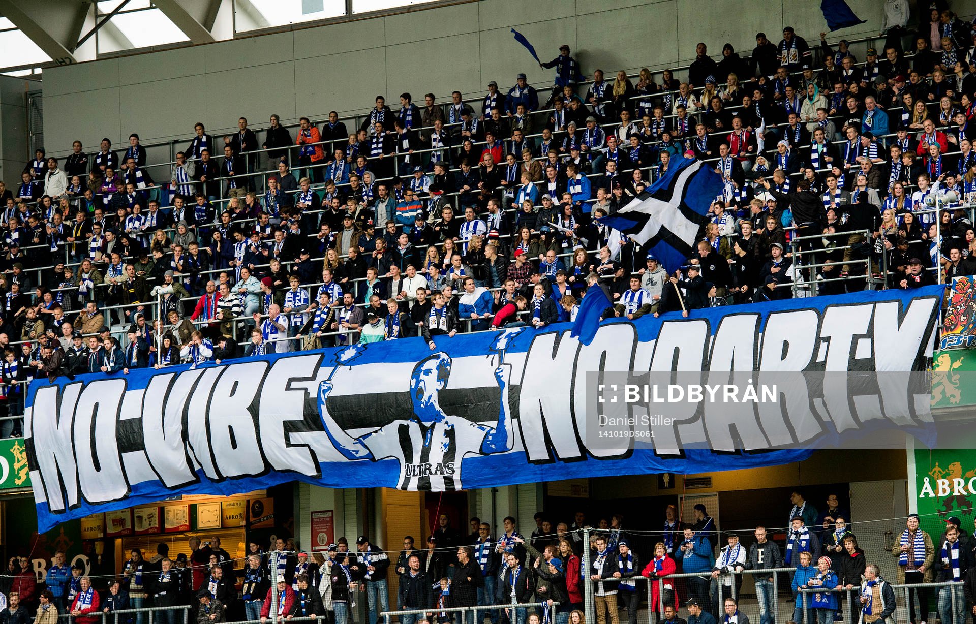 IFK Göteborgs klack med en banderoll med texten No Vibe,