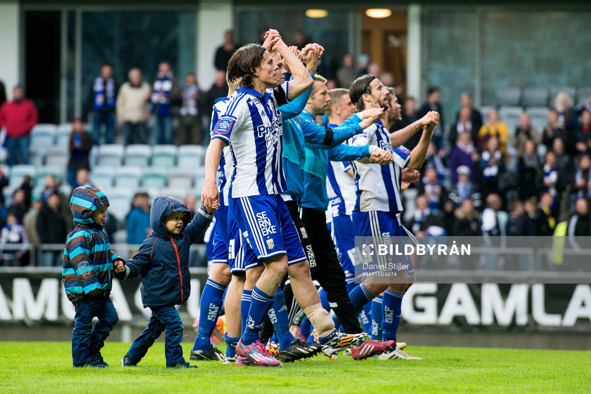 IFK Göteborgs Lasse Vibe med sina söner tackar fansen