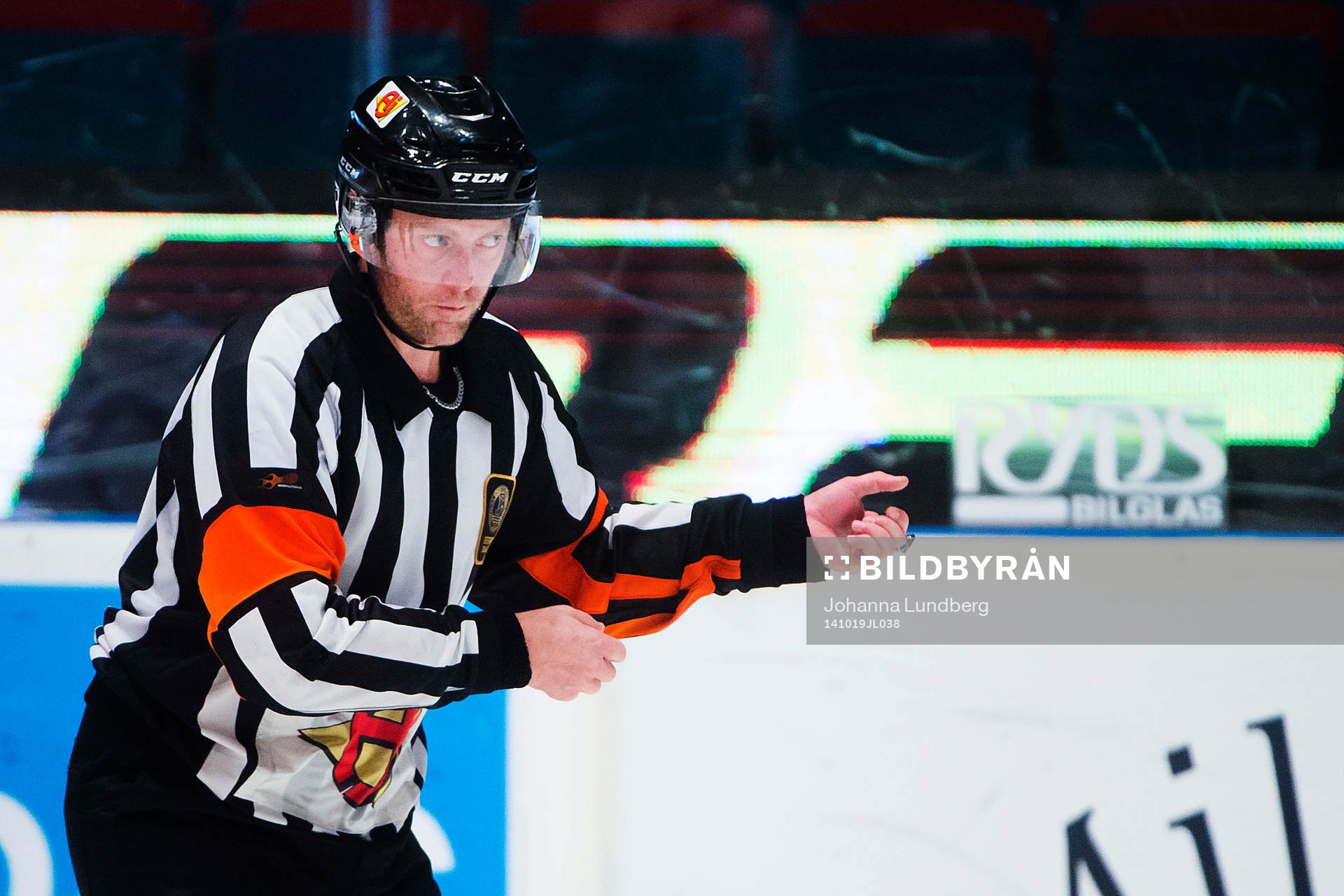 Domare Robin Karlsson visar tecken för hooking