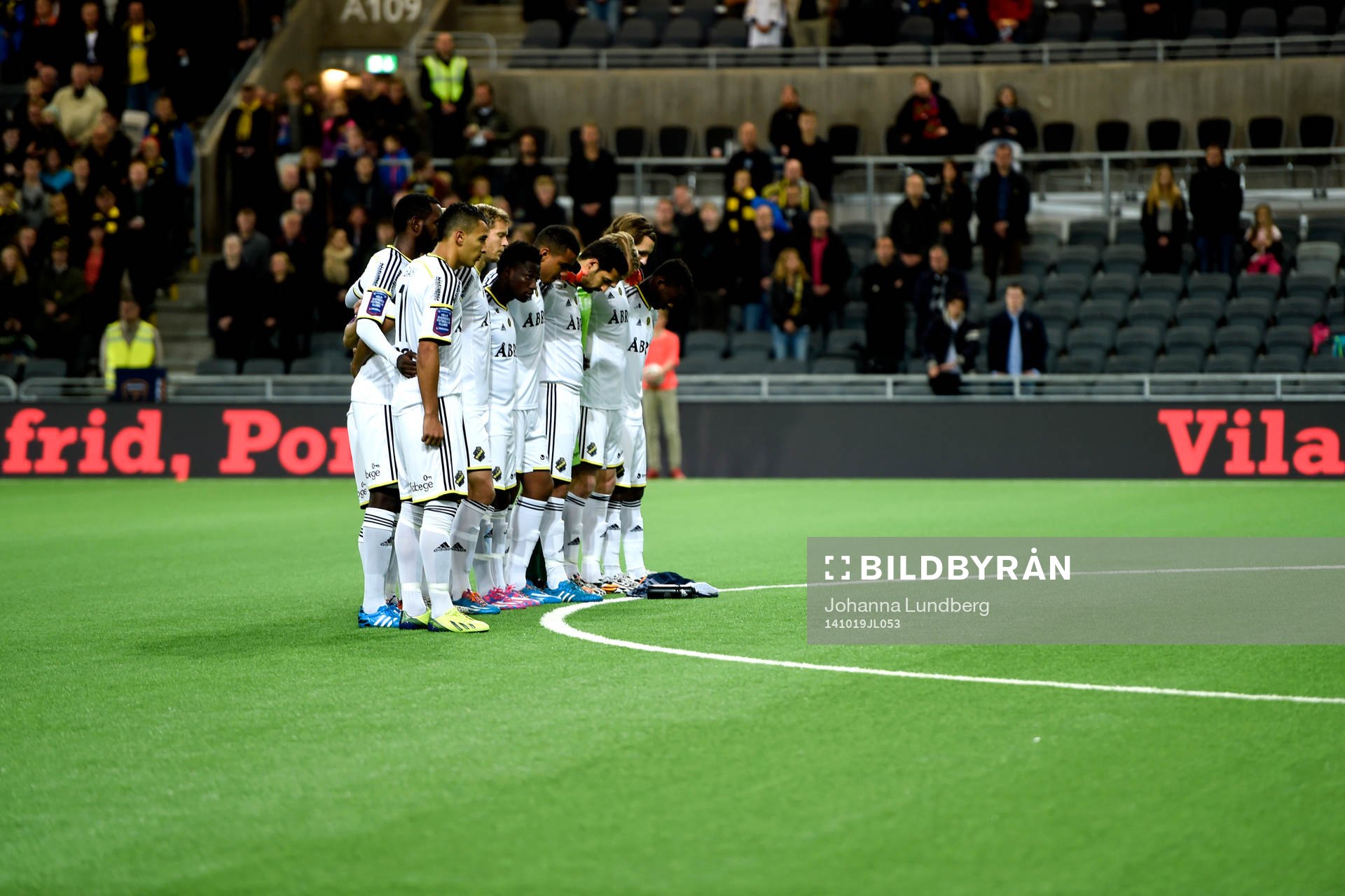 En tyst minut för Brommapojkarnas Pontus Segerström innan fotbollsmatchen i Allsvenskan mellan Brommapojkarna och AIK den 19 oktober 2014 i Stockholm.