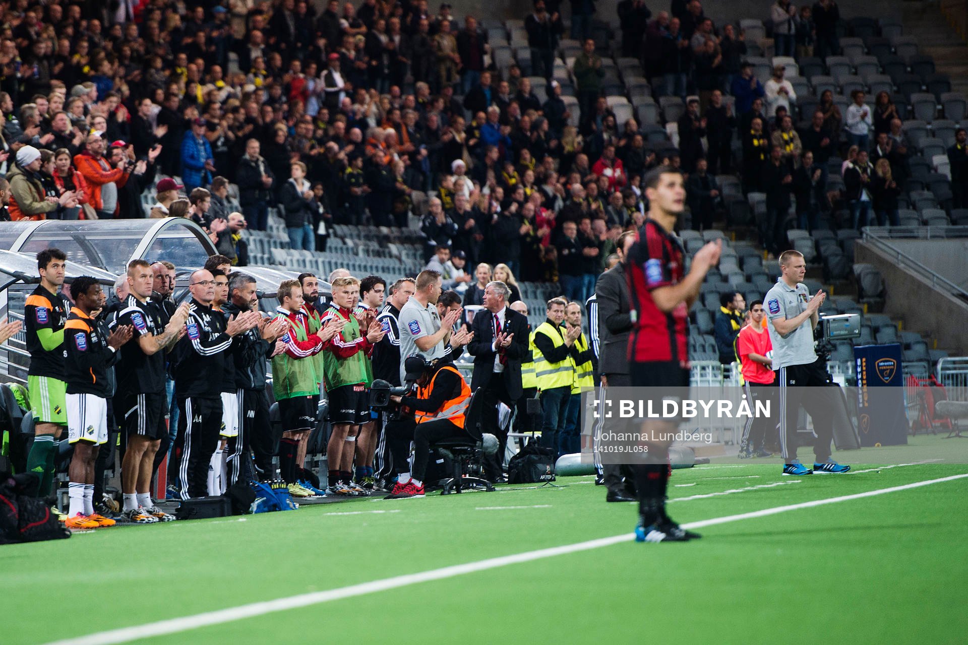 Spelet stannar upp i minut två och alla applåderar Pontus