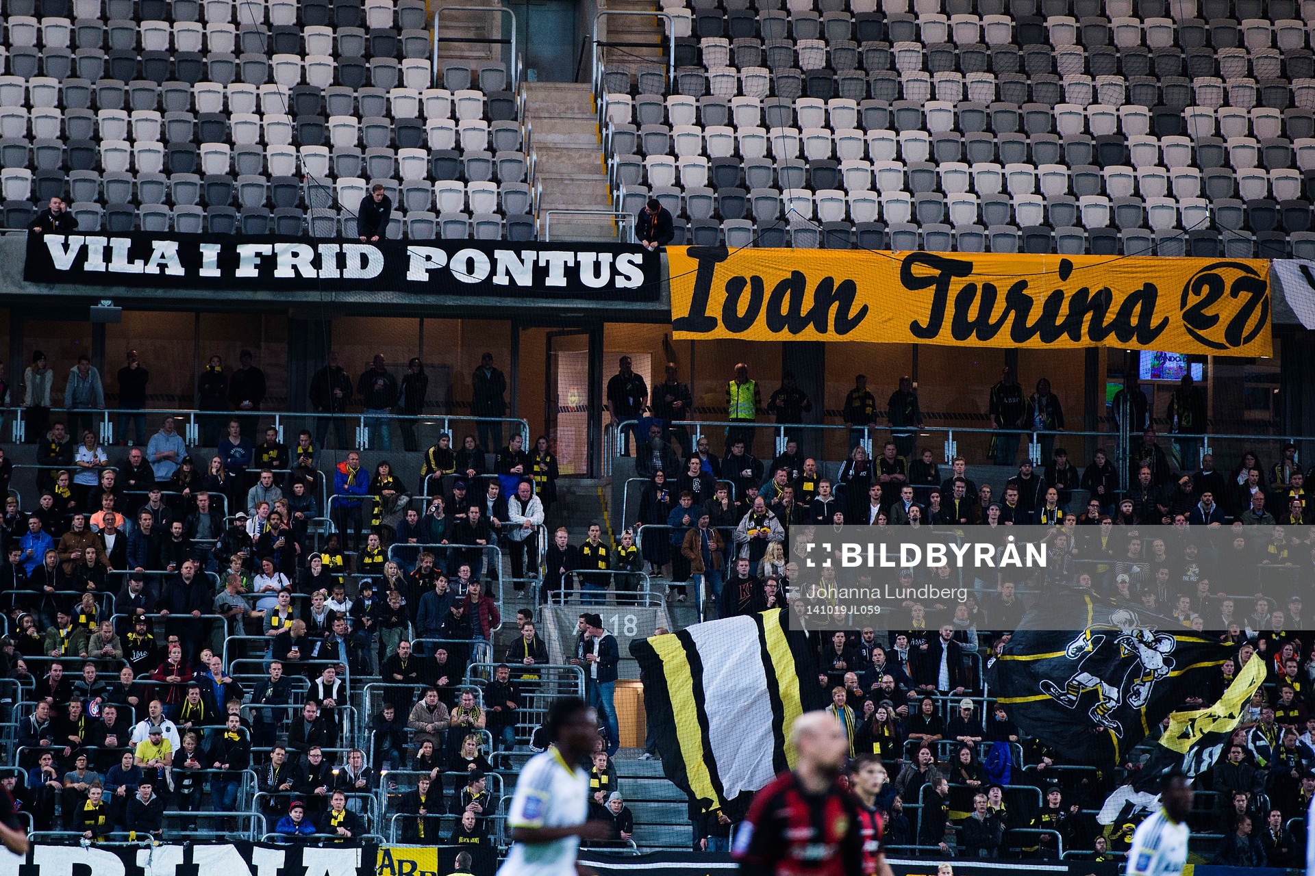 s supportrar sätter upp en banderoll för att hedra Pontus