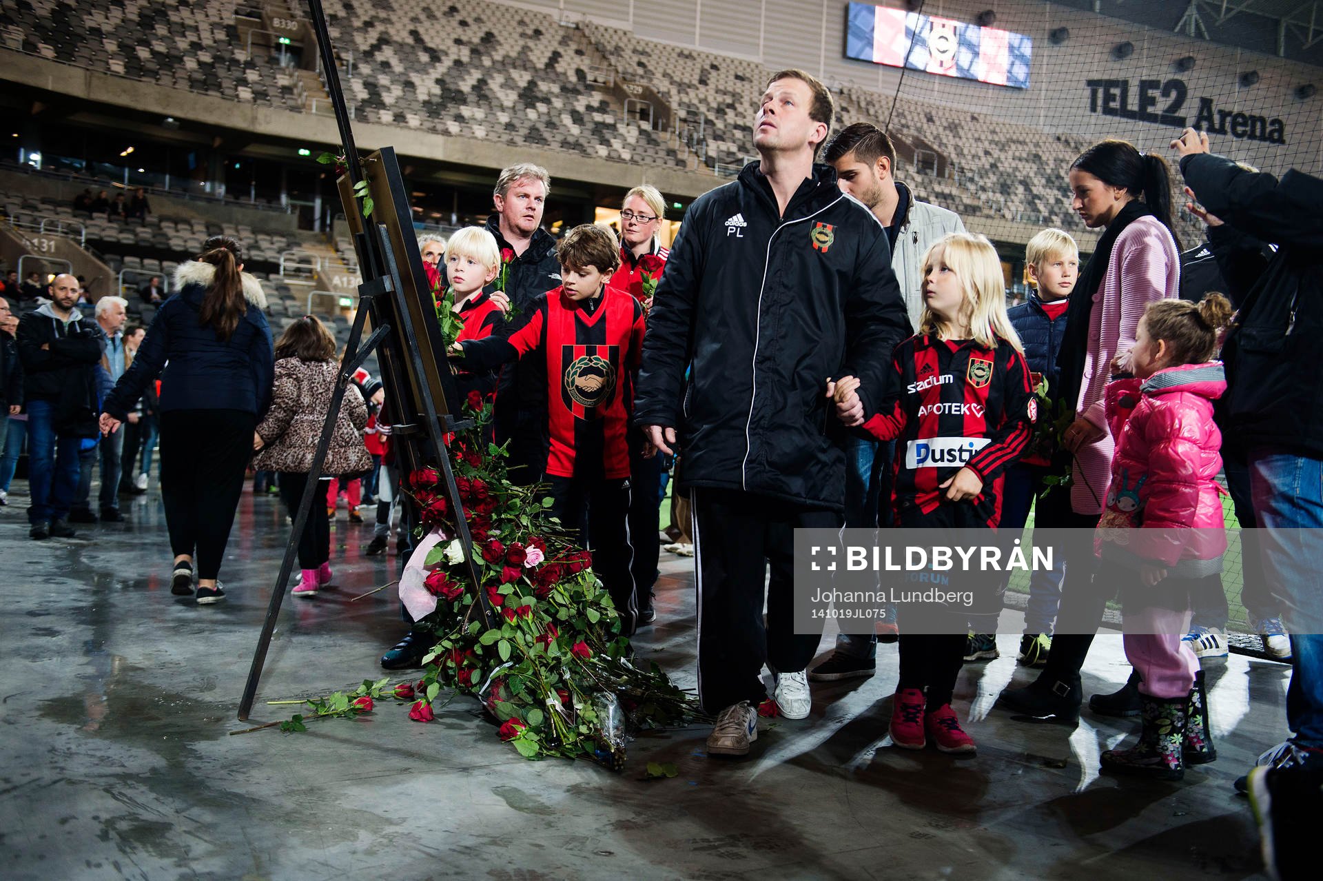 Besökare lägger ut blommor för att hedra Pontus