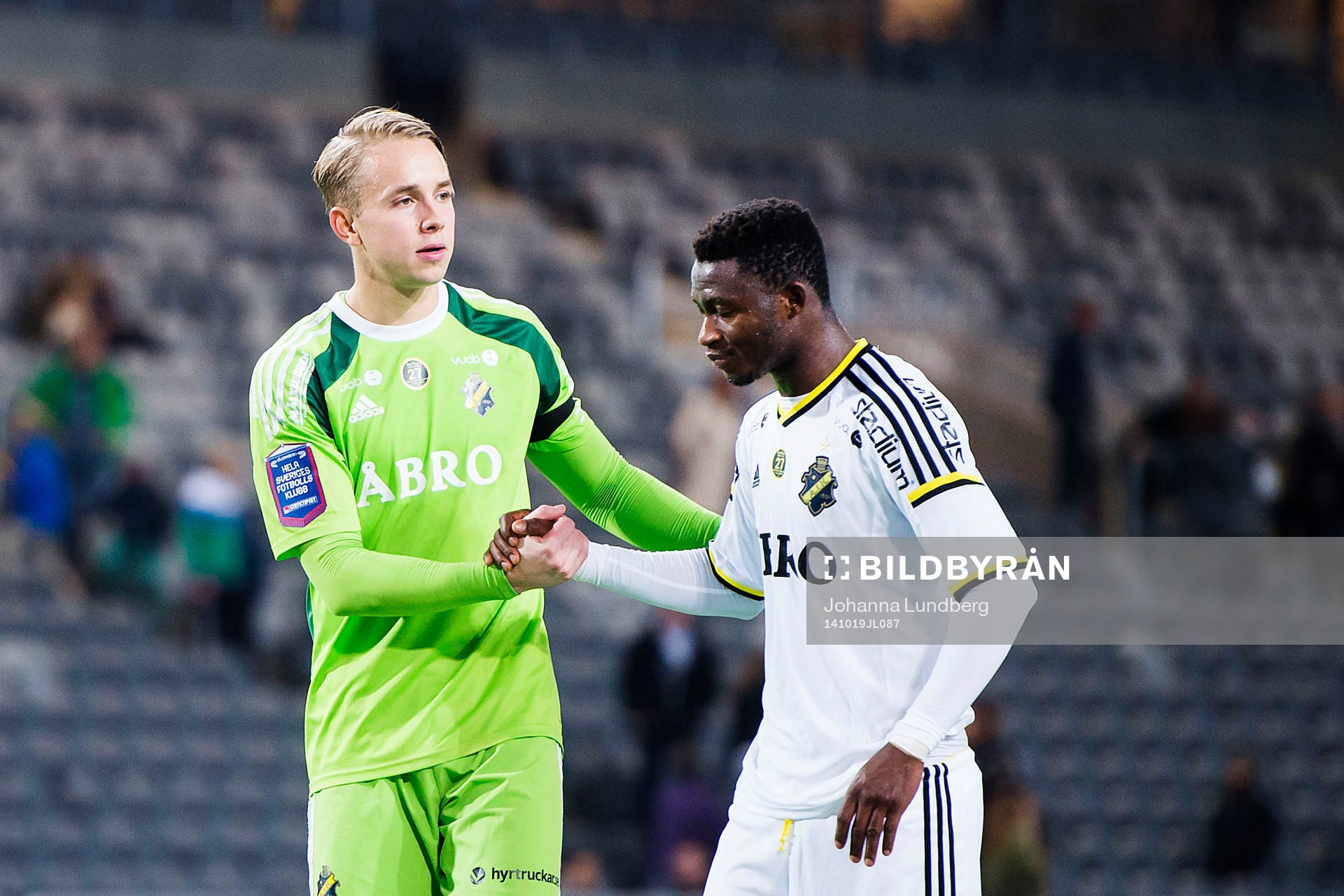 s målvakt Patrik Carlgren och Ibrahim Moro tackar av