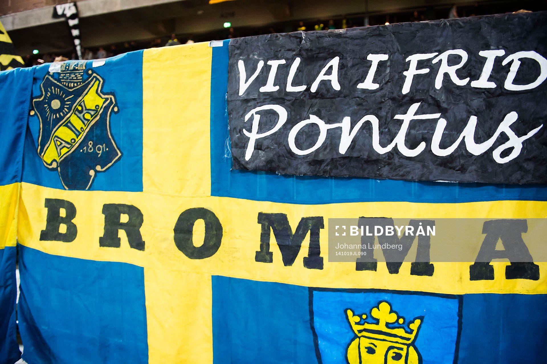 s supportrar har satt upp en banderoll som det står Vila