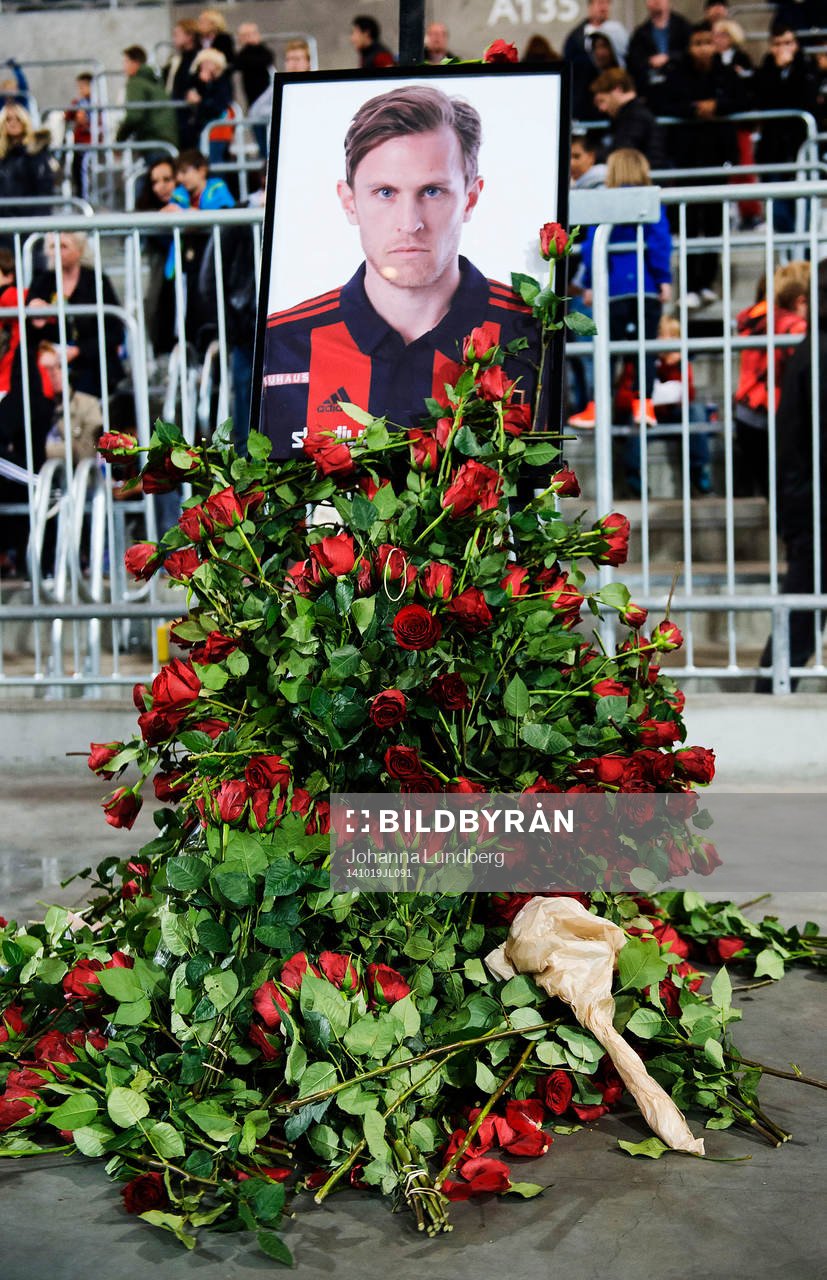 Blommor är utlagda vid ett porträtt av Pontus Segerström