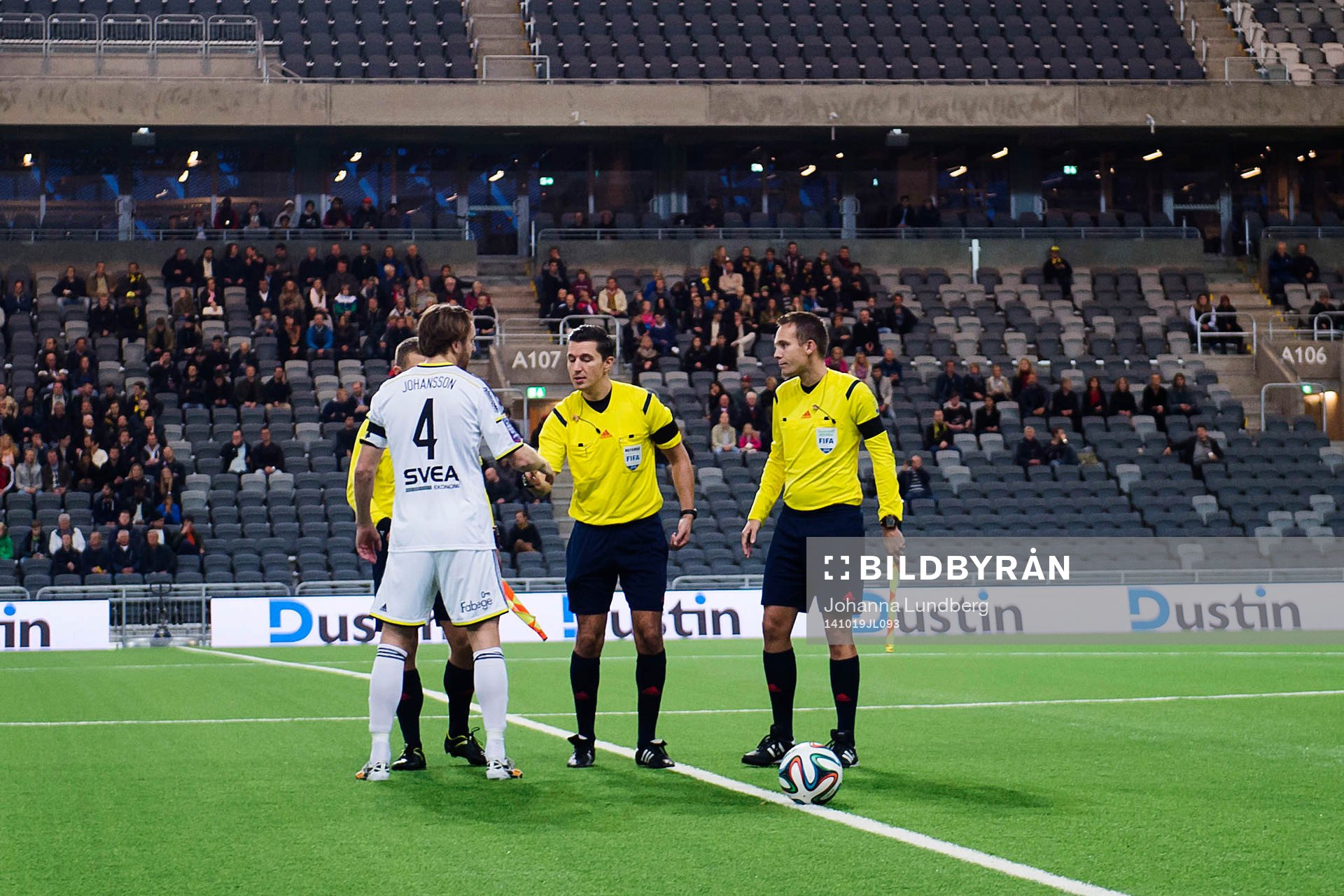 Enbart AIK:s lagkapten Nils-Eric Johansson går fram till domarna för att singla slant då Brommapojkarna spelar utan lagkapten under fotbollsmatchen i Allsvenskan mellan Brommapojkarna och AIK den 19 oktober 2014 i Stockholm.