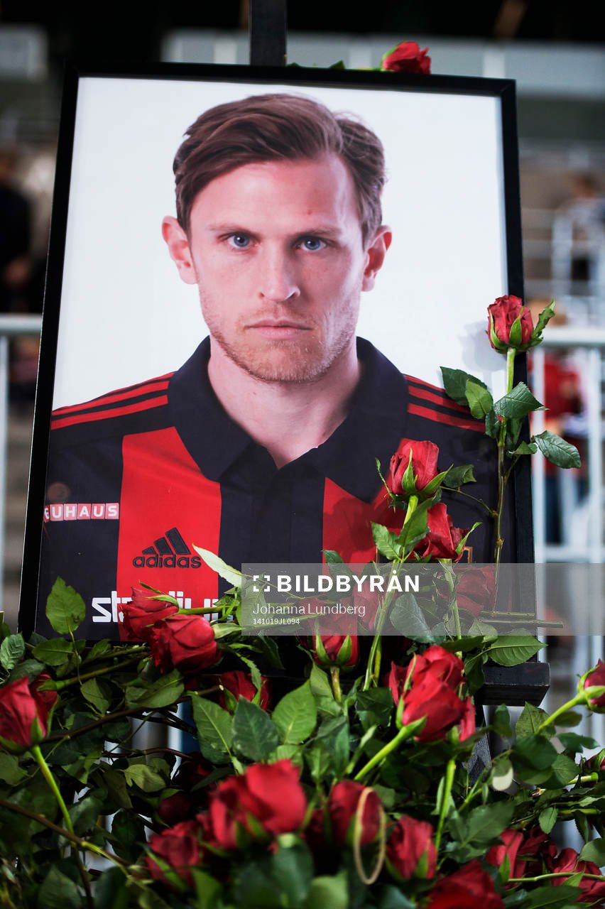 Rosor är utlagda vid ett porträtt av Pontus Segerström
