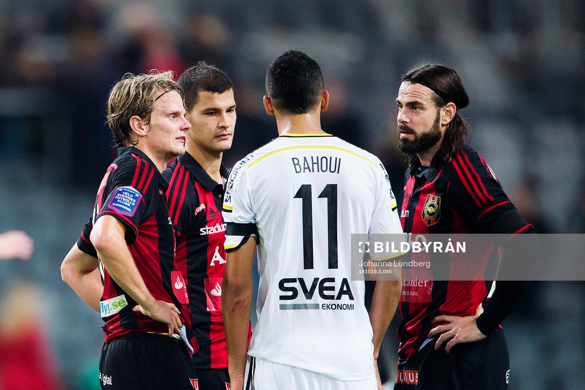 s Nabil Bahoui pratar med Brommapojkarnas Tim Björkström,