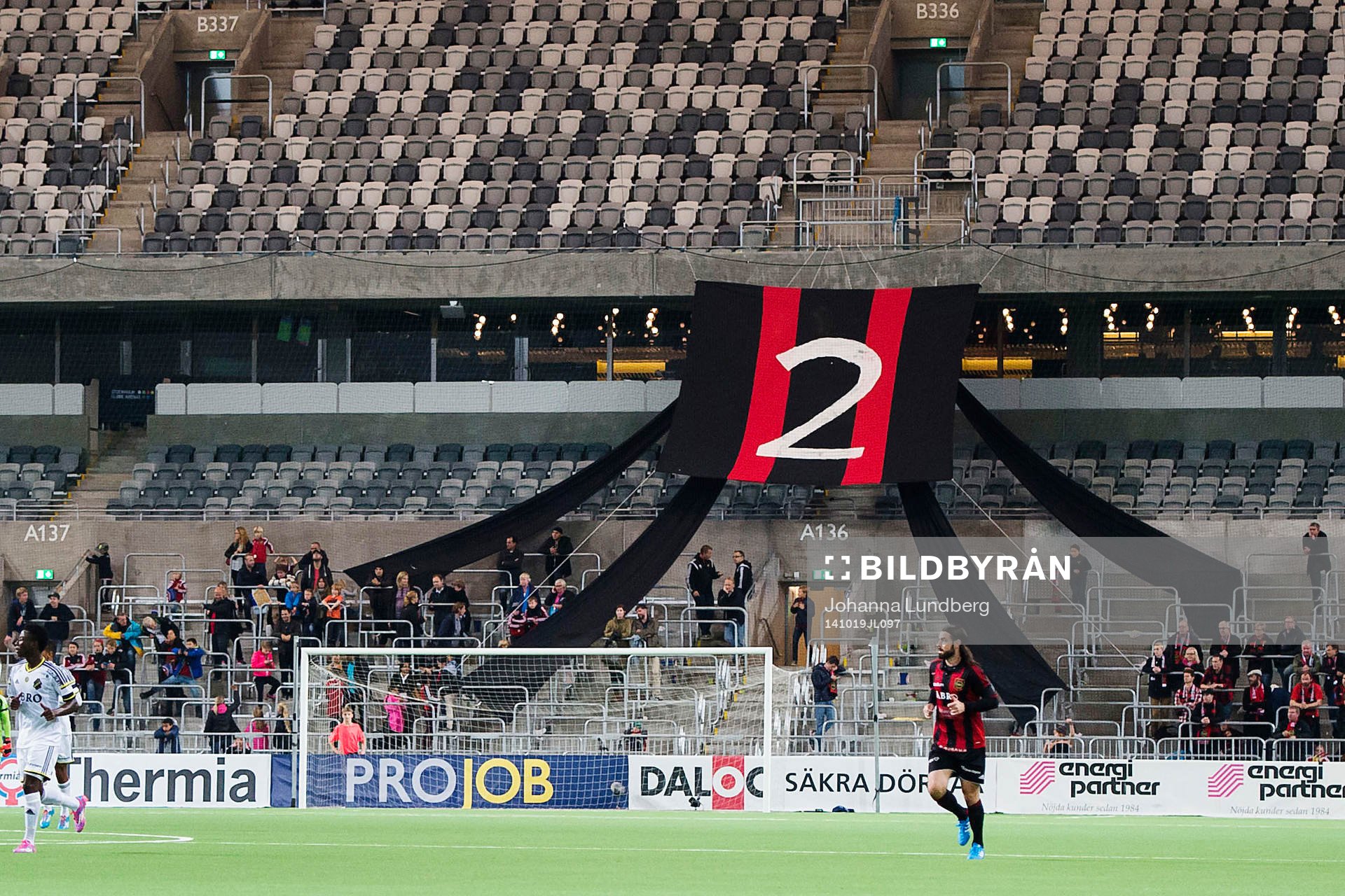 Ovanför Brommapojkarnas klack satt en flagga med nummer