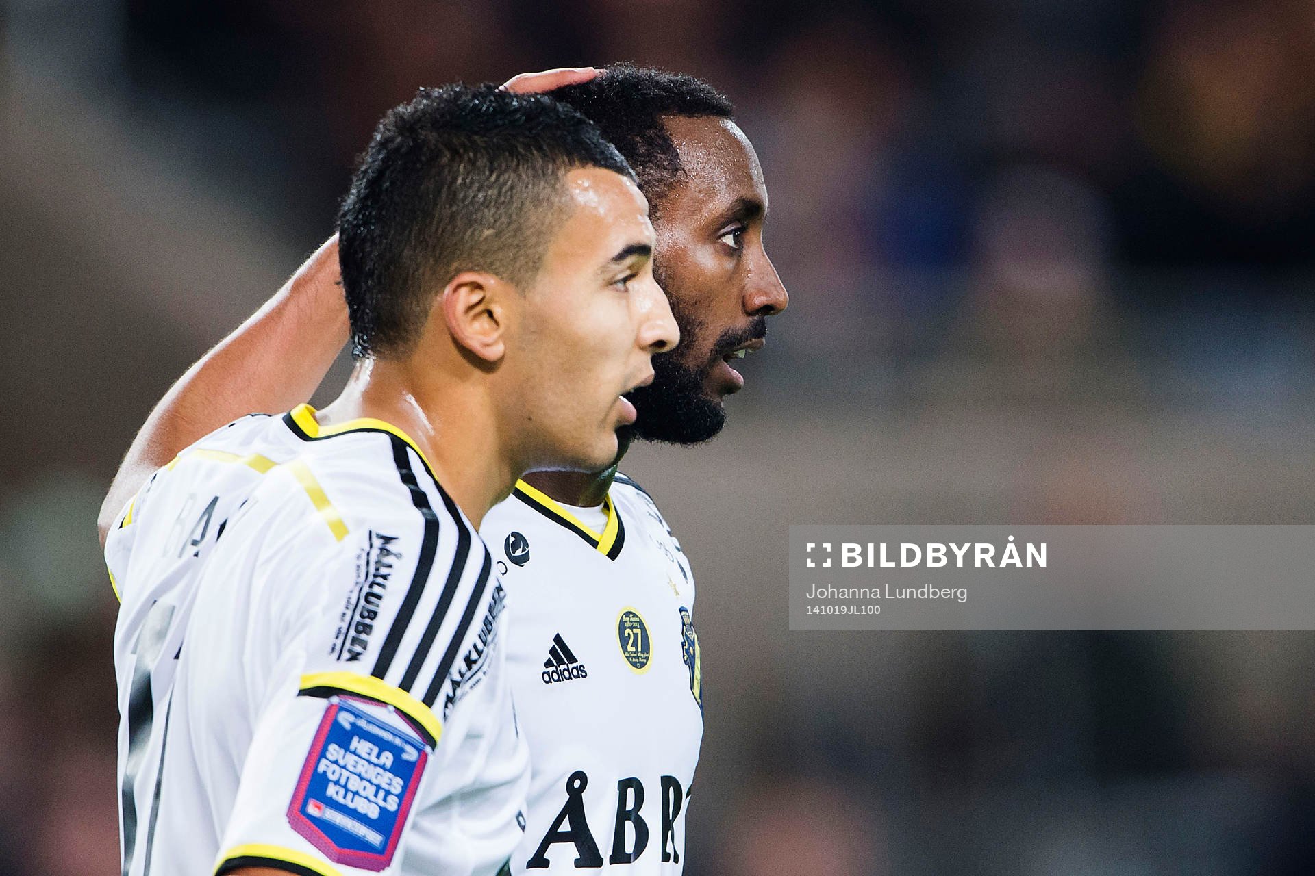 s Nabil Bahoui och Henok Goitom kramar om varandra