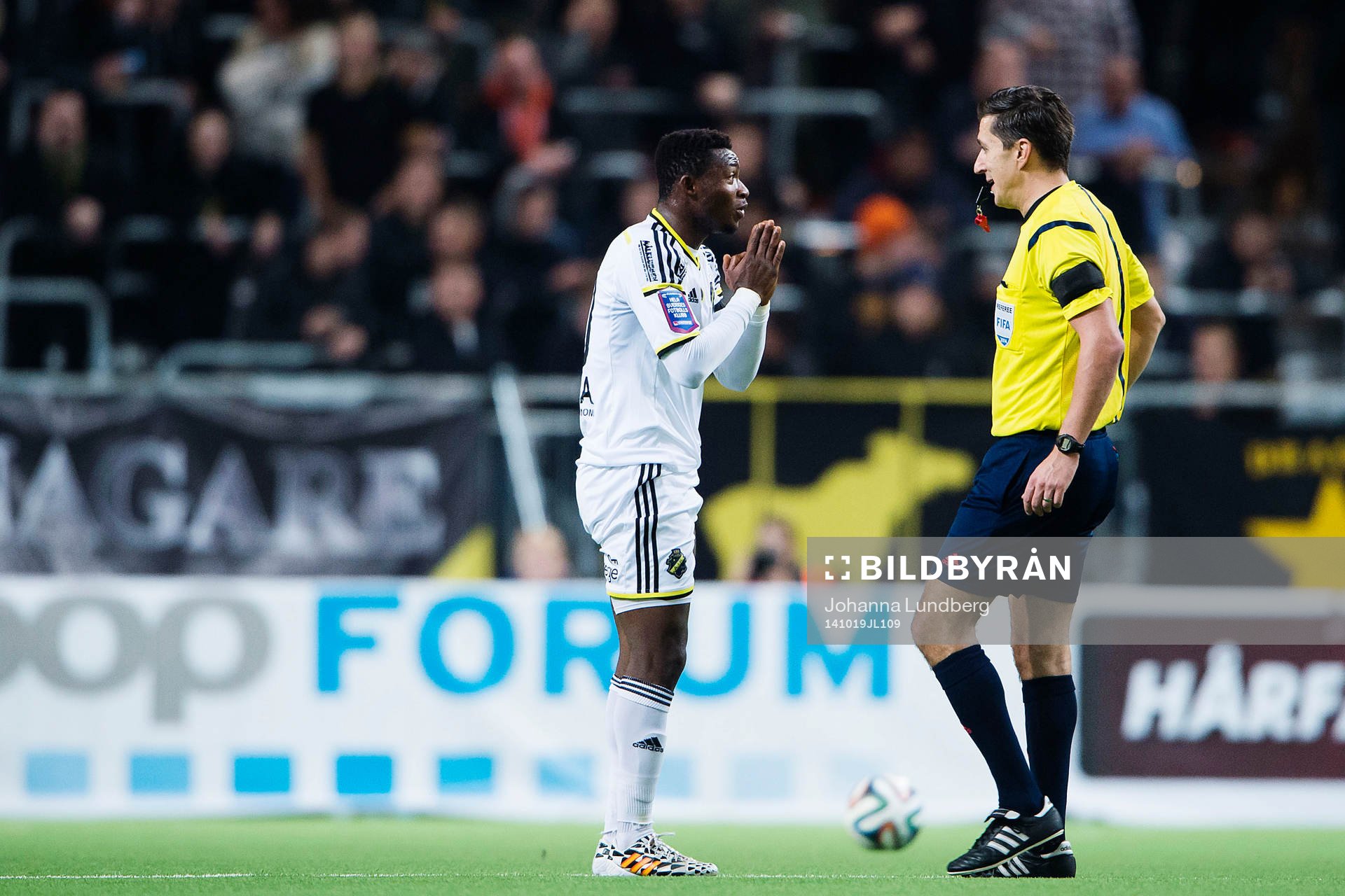 s Ibrahim Moro vädjar till domare Bojan Pandzic