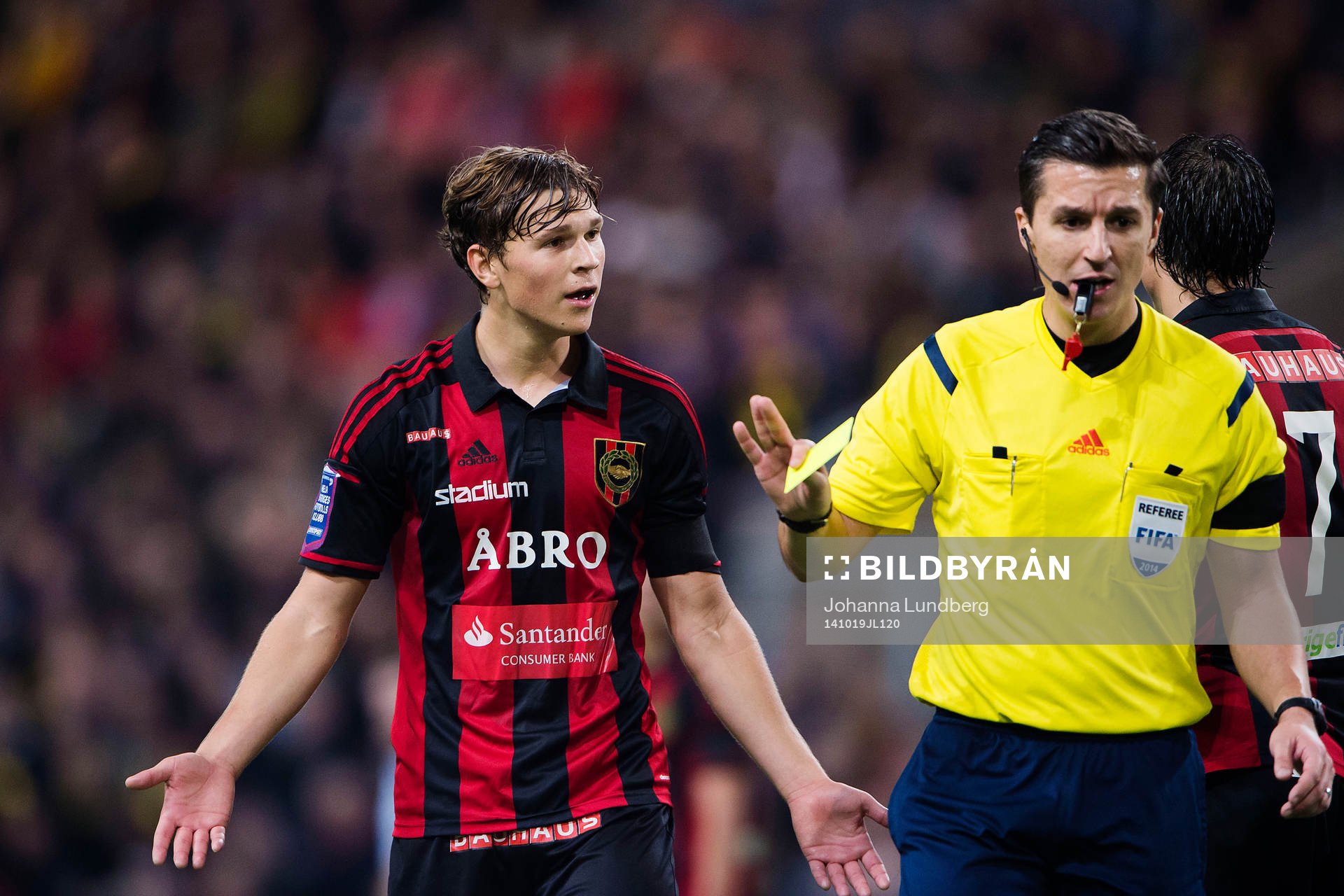 Brommapojkarnas Jesper Karlström reagerar mot domare Bojan