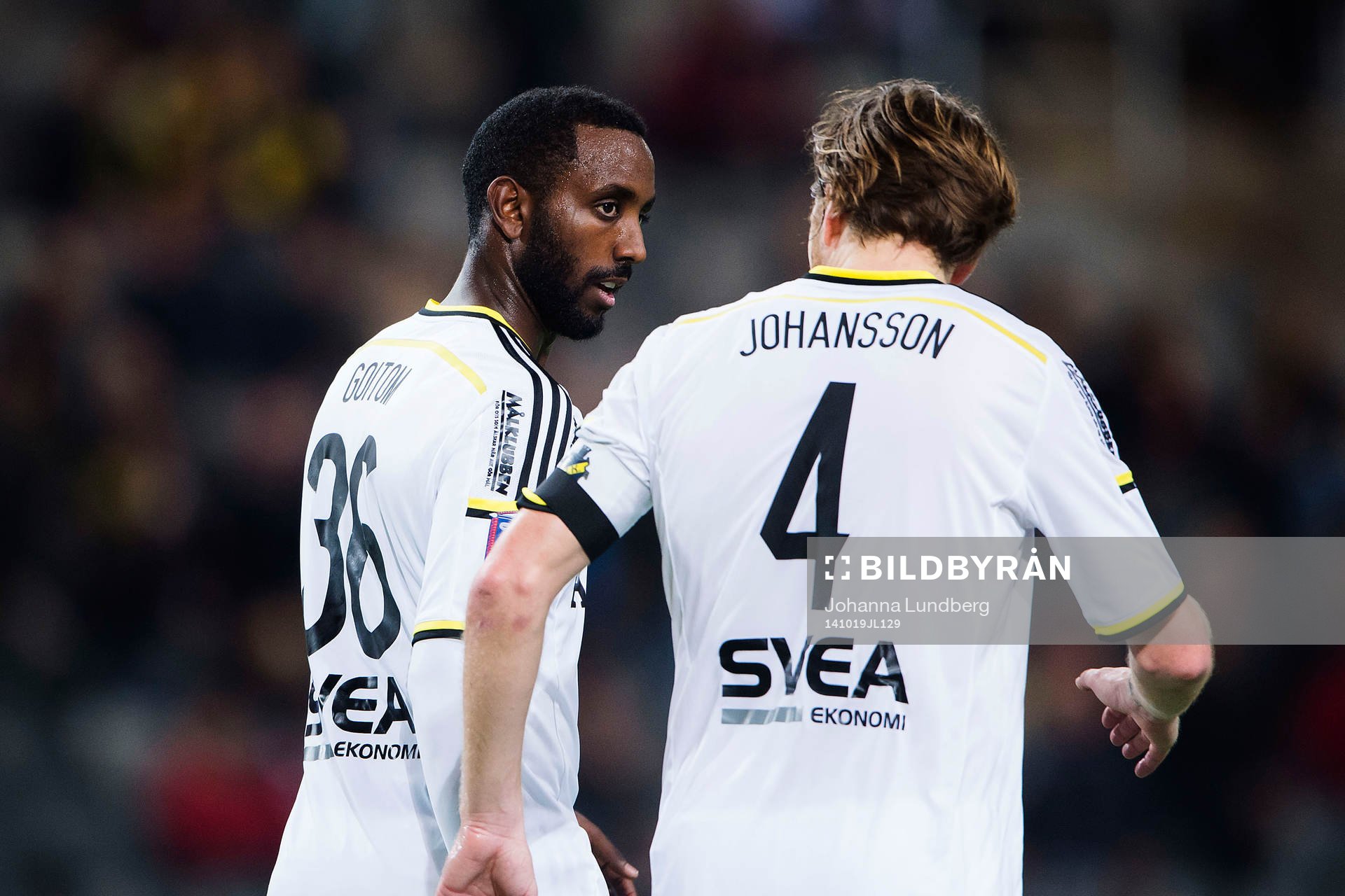 s Henok Goitom pratar med AIK:s Nils-Eric Johansson