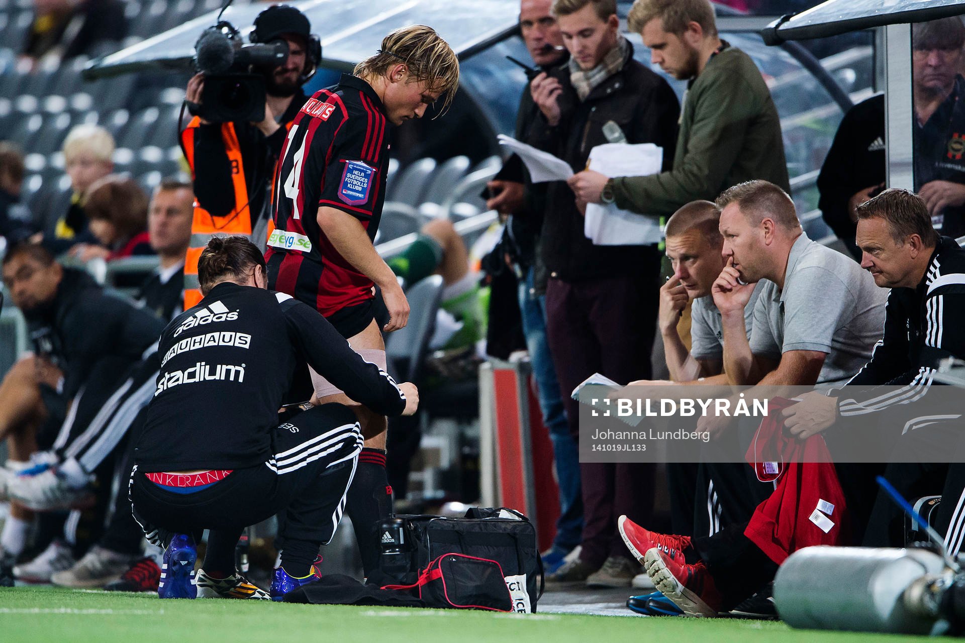 Brommapojkarnas Nicklas Bärkroth får sitt ben lindat
