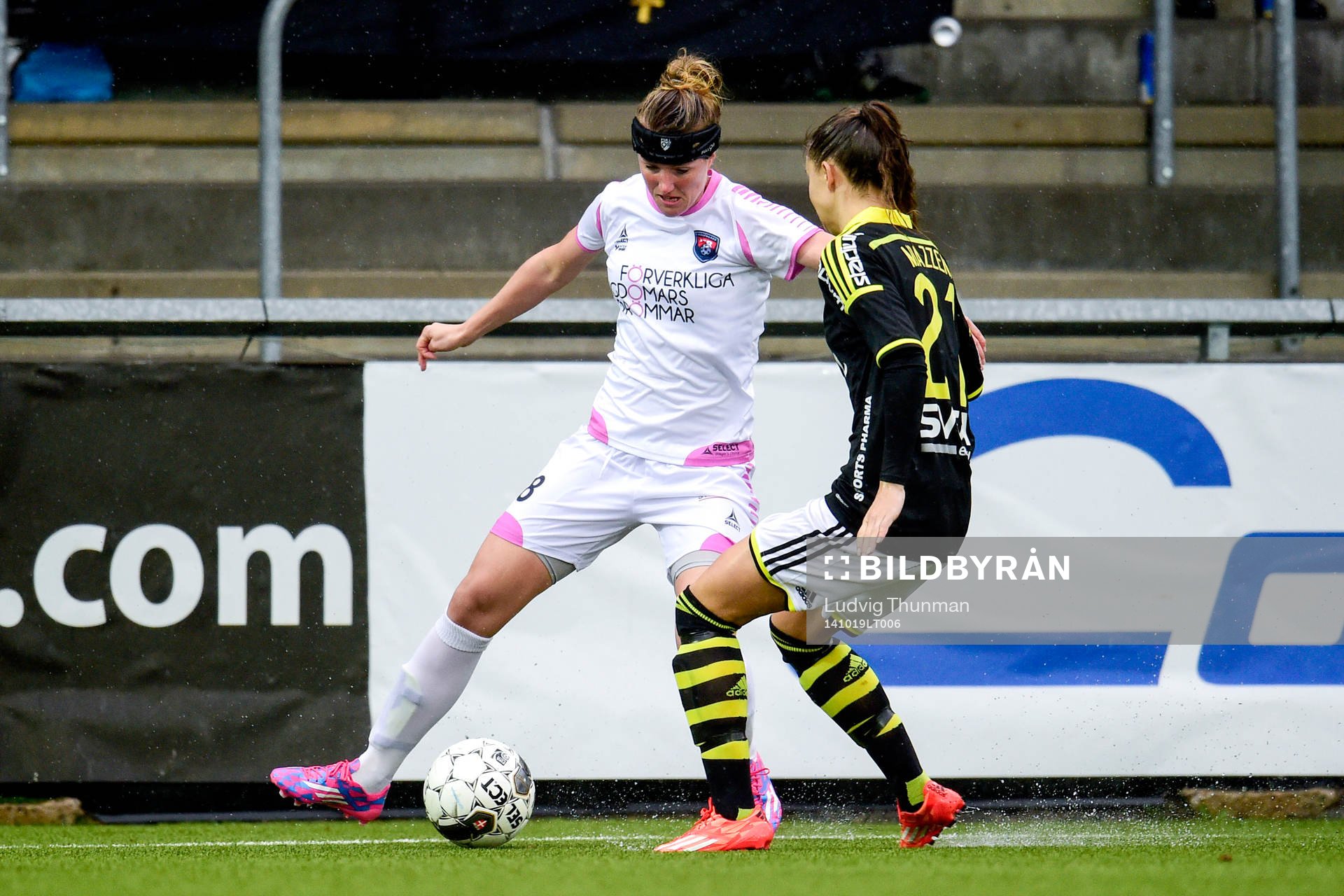 Rosengårds Kirsten Van De Ven och AIKs Lisa Moazzeni under matchen i Damallsvenskan mellan FC Rosengård och AIK den 19 oktober 2014 i Malmö.
