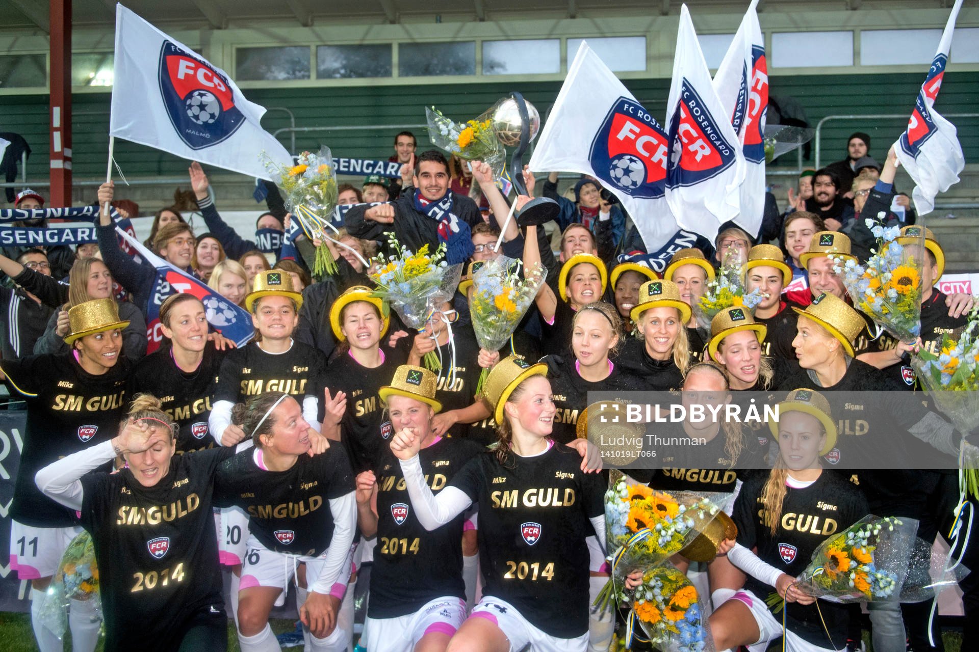 Rosengårds spelare firar SM-guldet med supportrarna
