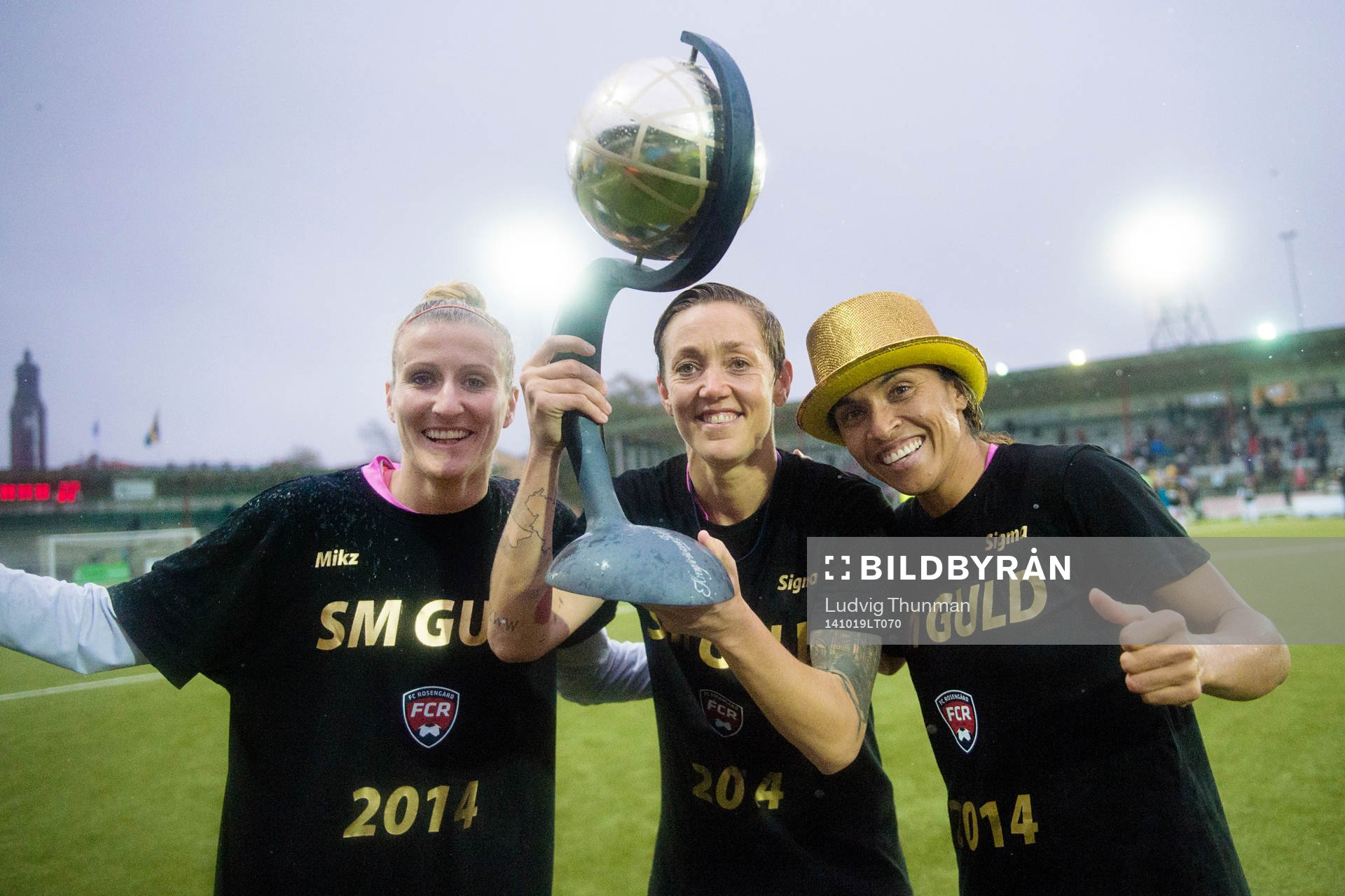 Rosengårds Anja Mittag, Therese Sjögran och Marta Viera Da Silva lyfter SM-pokalen efter matchen i Damallsvenskan mellan FC Rosengård och AIK den 19 oktober 2014 i Malmö.