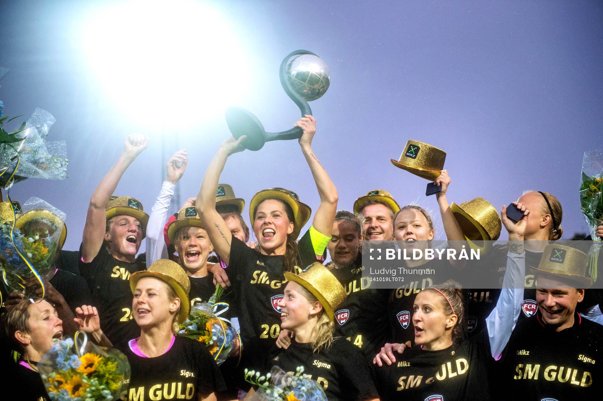 Rosengårds Sara Björk Gunnarsdottir lyfter SM-bucklan efter matchen i Damallsvenskan mellan FC Rosengård och AIK den 19 oktober 2014 i Malmö.