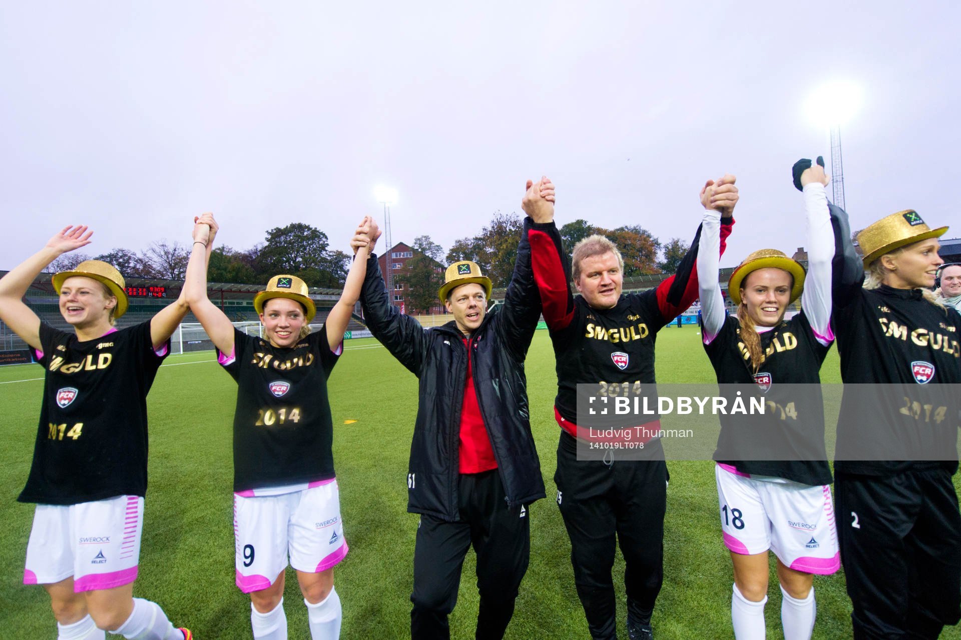 Rosengårds tränare Markus Tilly firar SM-guldet med laget efter matchen i Damallsvenskan mellan FC Rosengård och AIK den 19 oktober 2014 i Malmö.