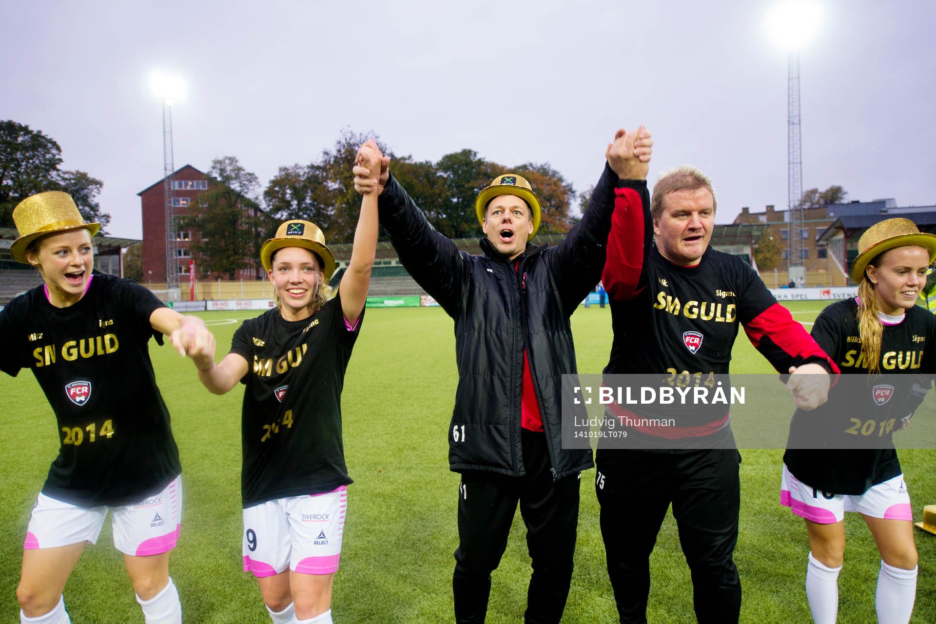 Rosengårds tränare Markus Tilly firar SM-guldet med laget efter matchen i Damallsvenskan mellan FC Rosengård och AIK den 19 oktober 2014 i Malmö. 