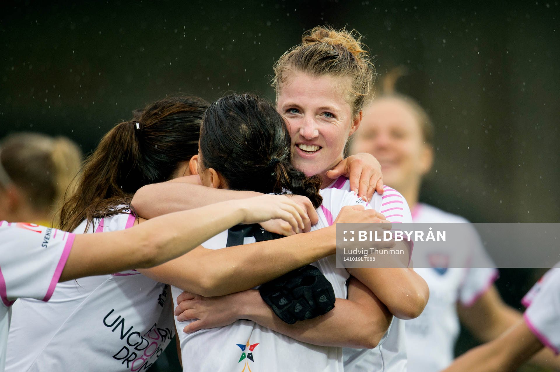 Rosengårds Kirsten Van De Ven kramas om av Alexandra Riley