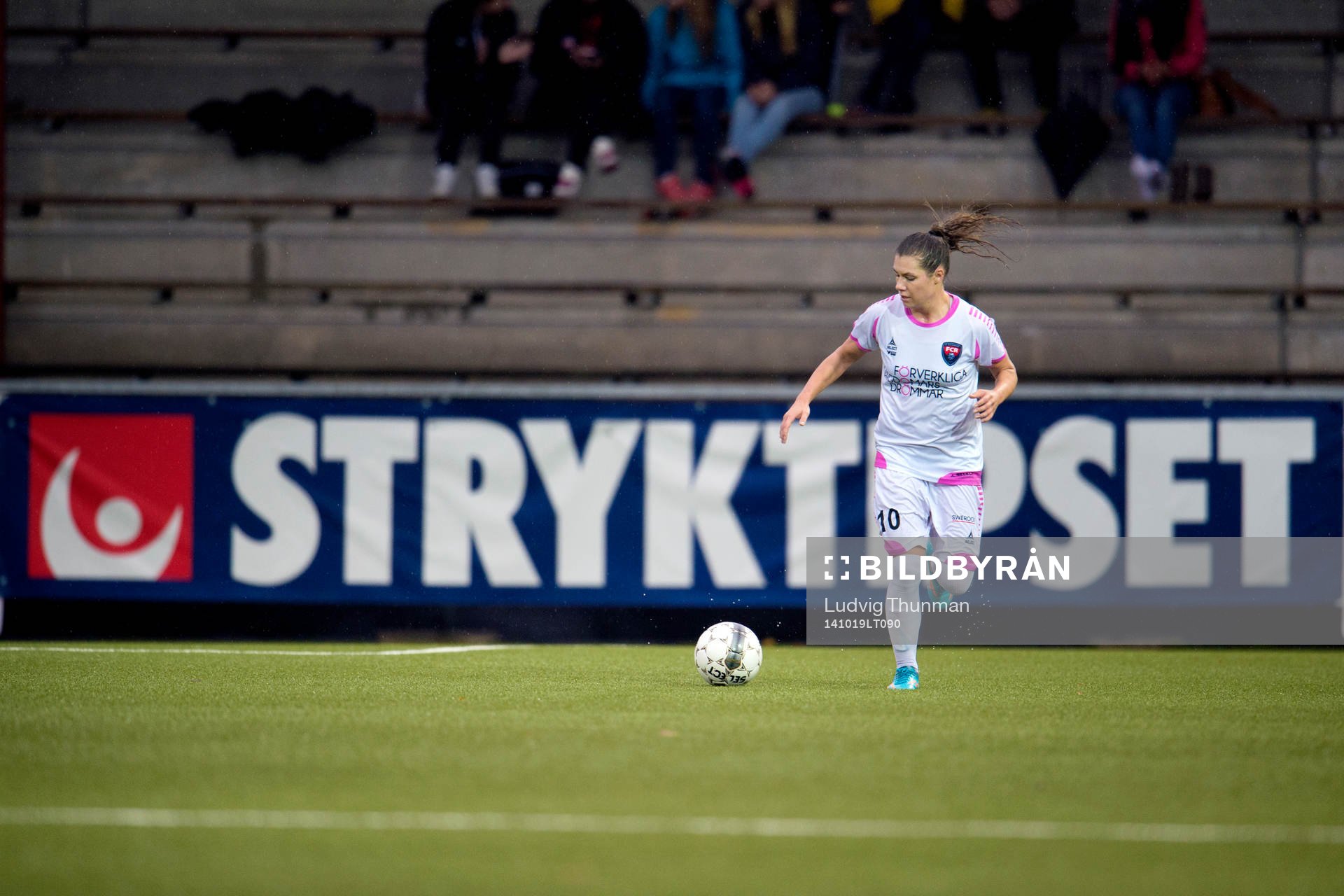 Rosengårds Ramona Bachmann under matchen i Damallsvenskan mellan FC Rosengård och AIK den 19 oktober 2014 i Malmö. 