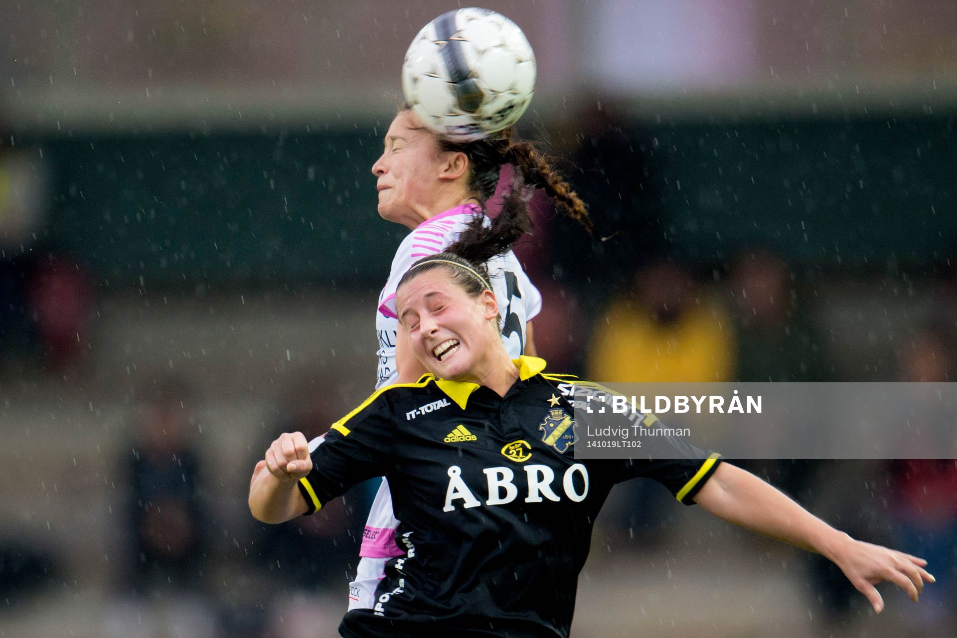 Rosengårds Alexandra Riley och AIKs Julia Molin  i