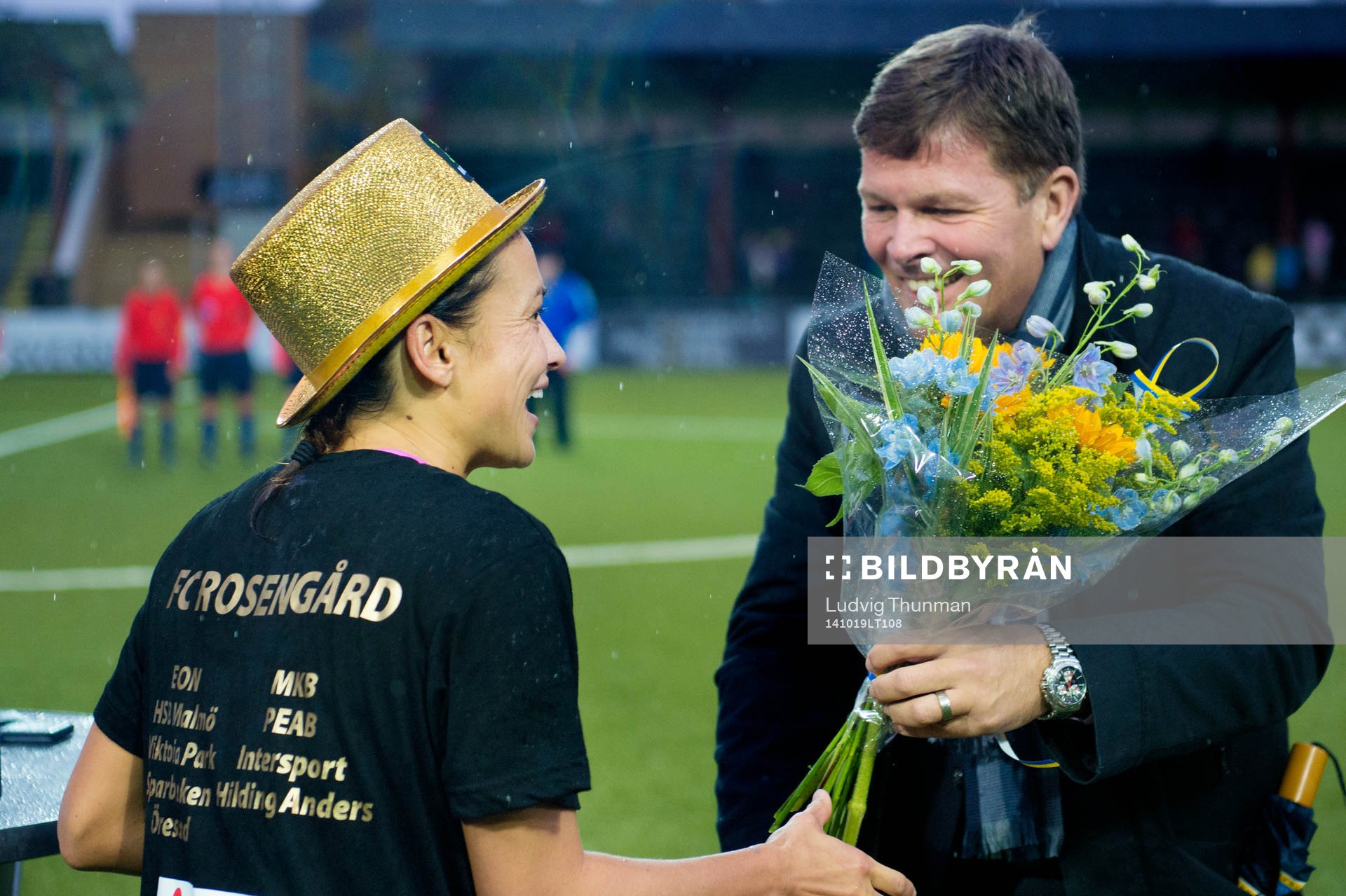 Rosengårds Alexandra Riley får blommor av Svenska Spels