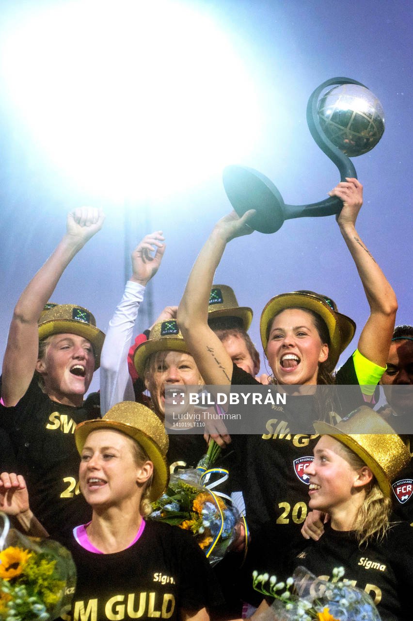 Rosengårds Sara Björk Gunnarsdottir lyfter SM-bucklan efter matchen i Damallsvenskan mellan FC Rosengård och AIK den 19 oktober 2014 i Malmö.