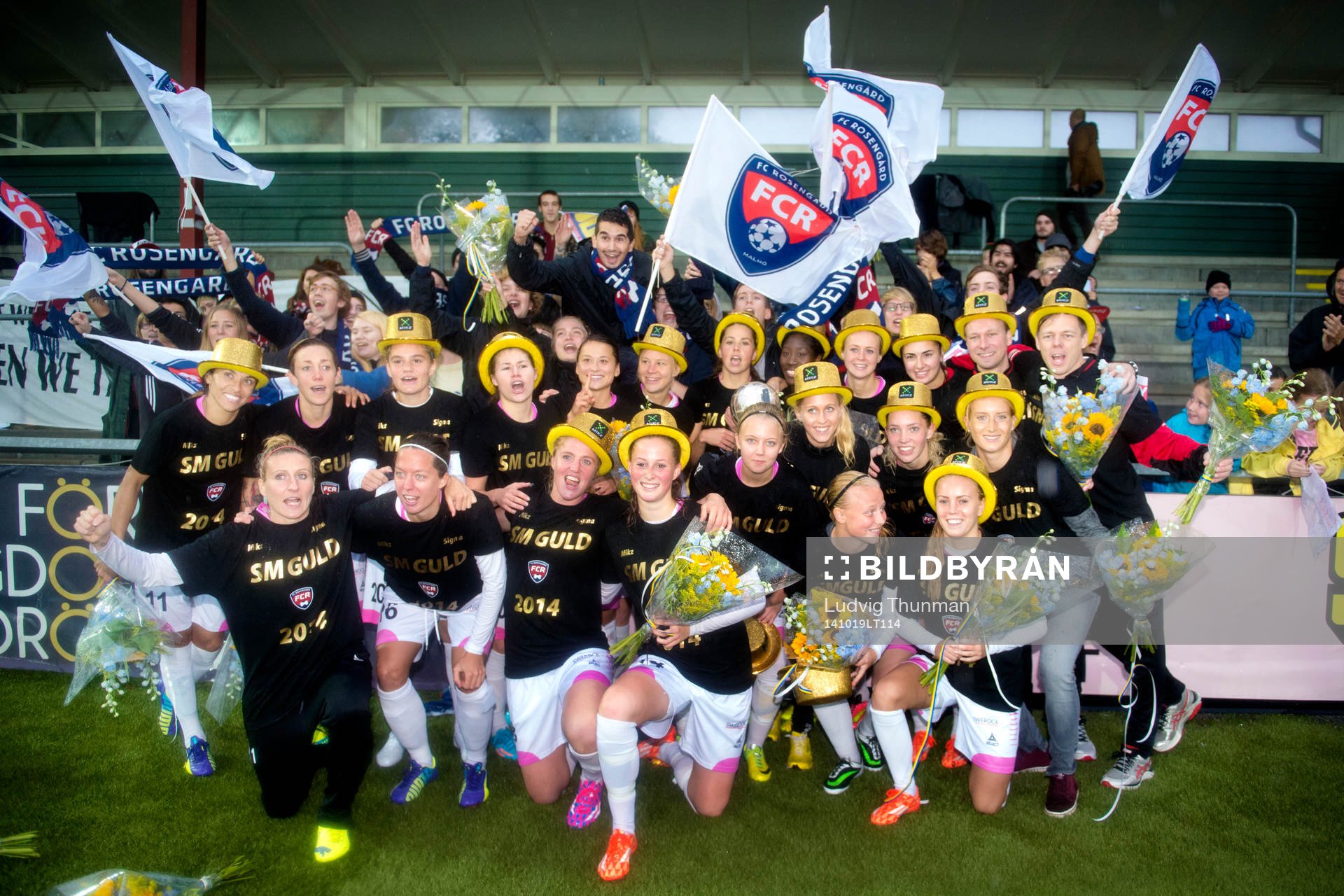 Rosengårds spelare firar SM-guldet med supportrarna