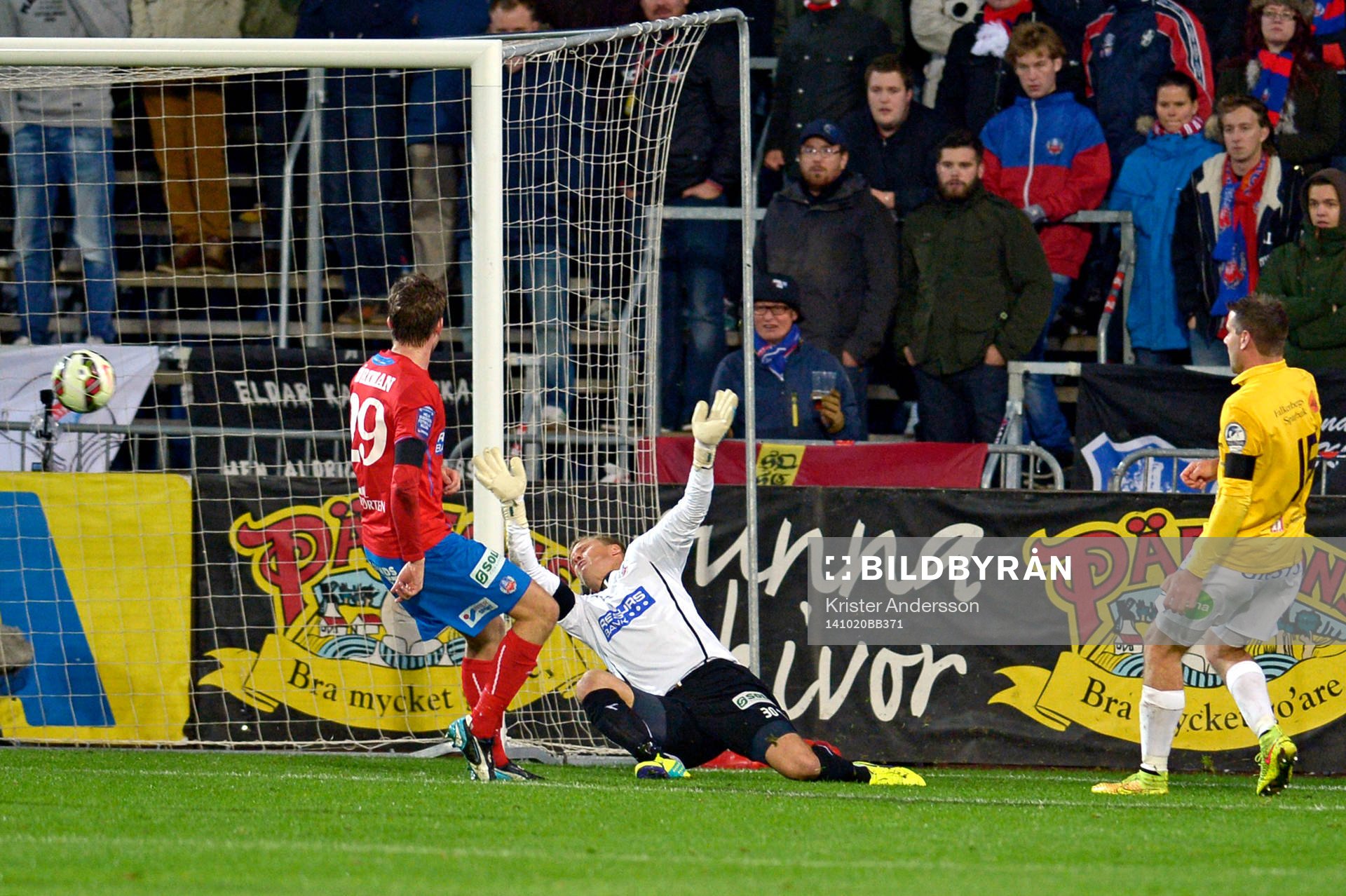 Falkenbergs Stefan Rodevåg gör 2-0 under fotbollsmatchen i Allsvenskan mellan Falkenberg och Helsingborg den 20 oktober 2014 i Falkenberg.