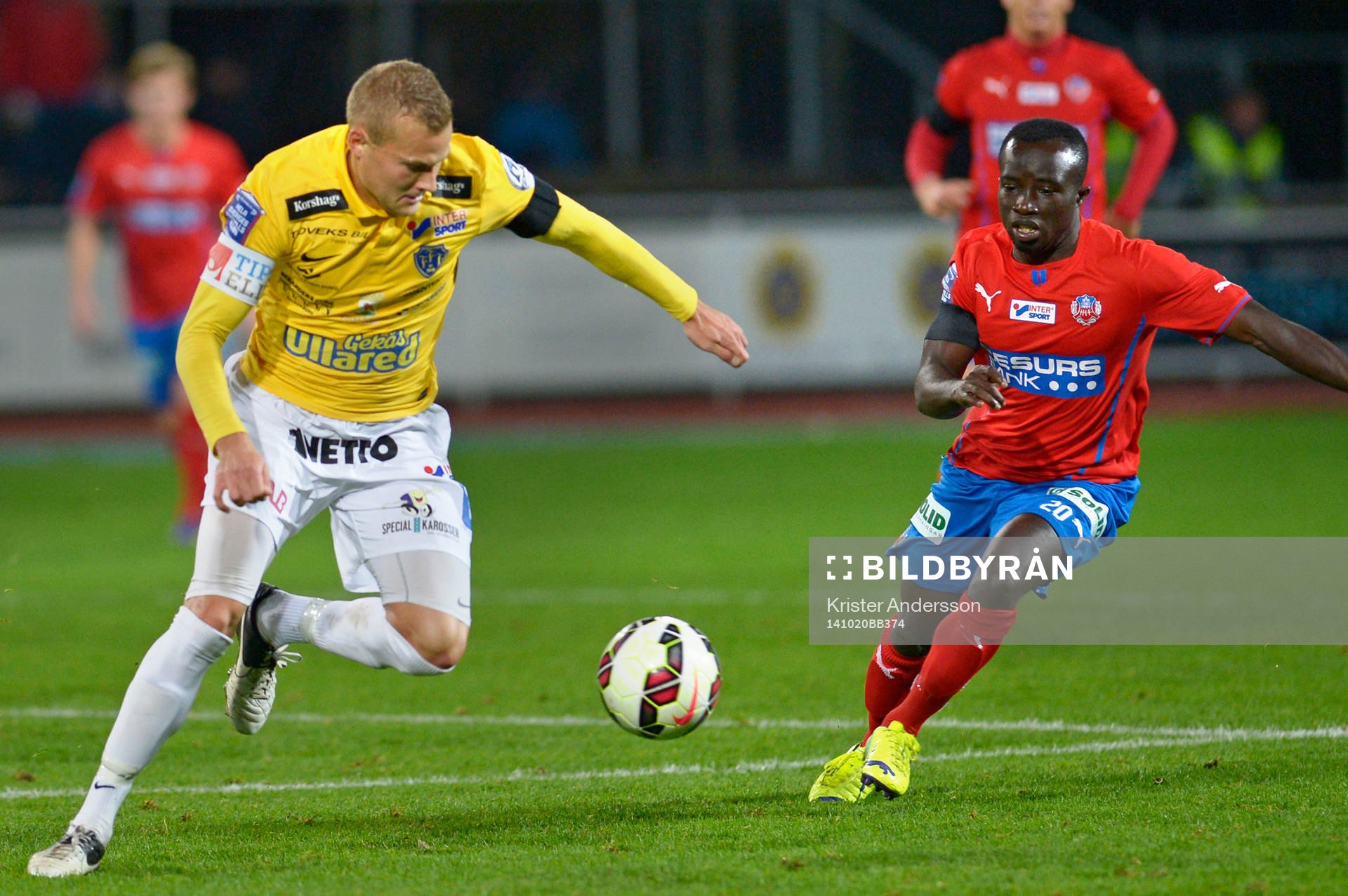 Falkenbergs Rasmus Sjöstedt och Helsingborgs Emmanuel Boateng under fotbollsmatchen i Allsvenskan mellan Falkenberg och Helsingborg den 20 oktober 2014 i Falkenberg.