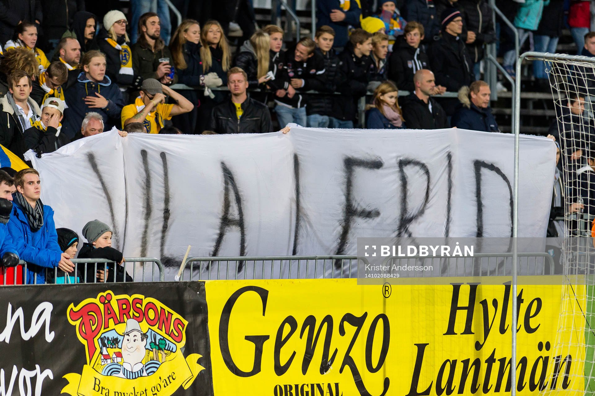 Falkenbergs supportrar hedrar Brommapojkarnas Pontus