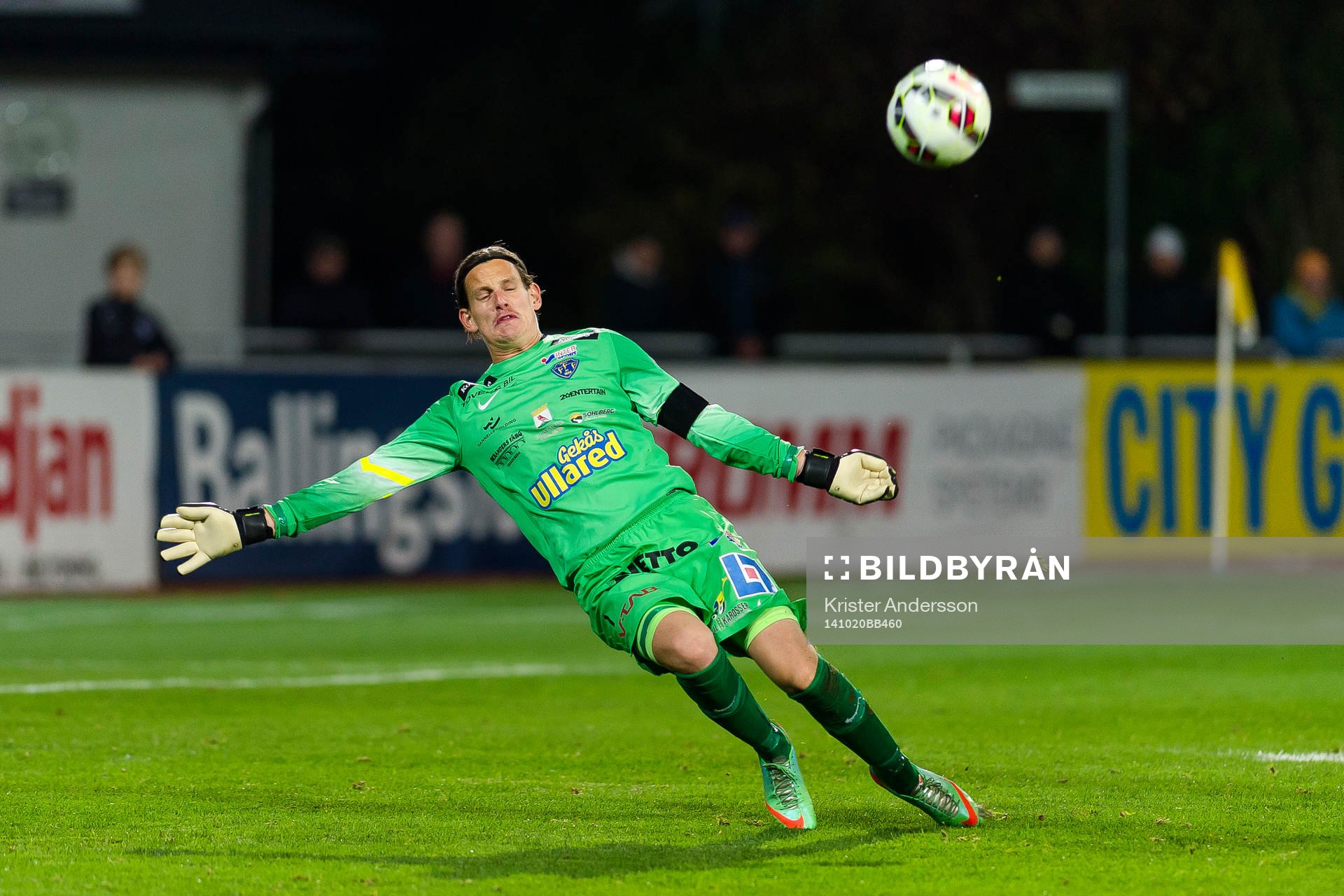 Falkenbergs målvakt Otto Martler räddar under fotbollsmatchen i Allsvenskan mellan Falkenberg och Helsingborg den 20 oktober 2014 i Falkenberg.