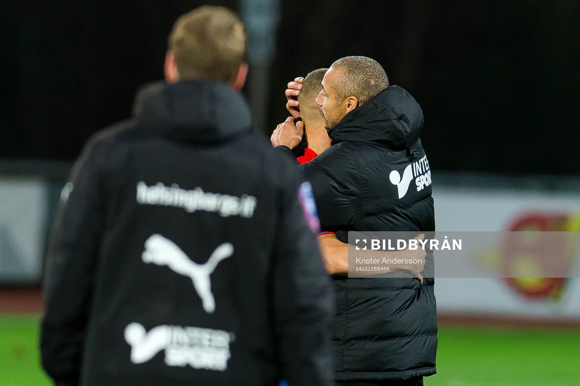 Falkenbergs tränare Henrik Larsson kramar om sin son