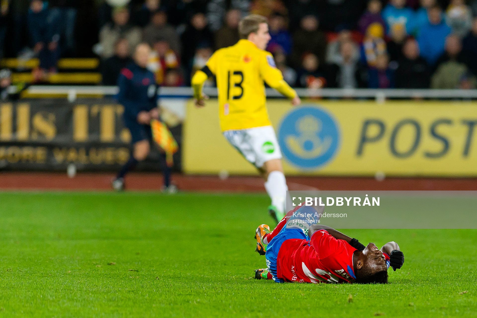 Helsingborgs David Accam blir nersparkad under fotbollsmatchen i Allsvenskan mellan Falkenberg och Helsingborg den 20 oktober 2014 i Falkenberg.