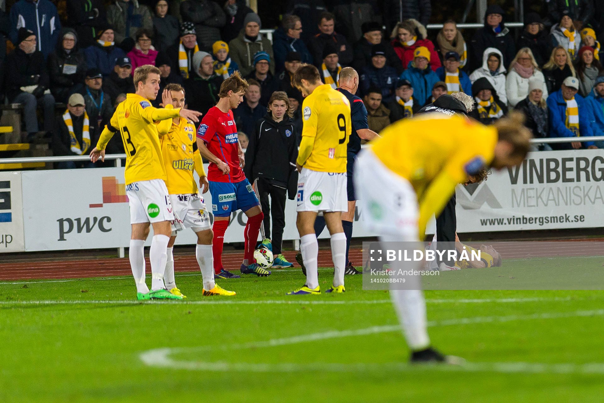 Falkenbergs Patrik Ingelsten blir skadad och utbytt