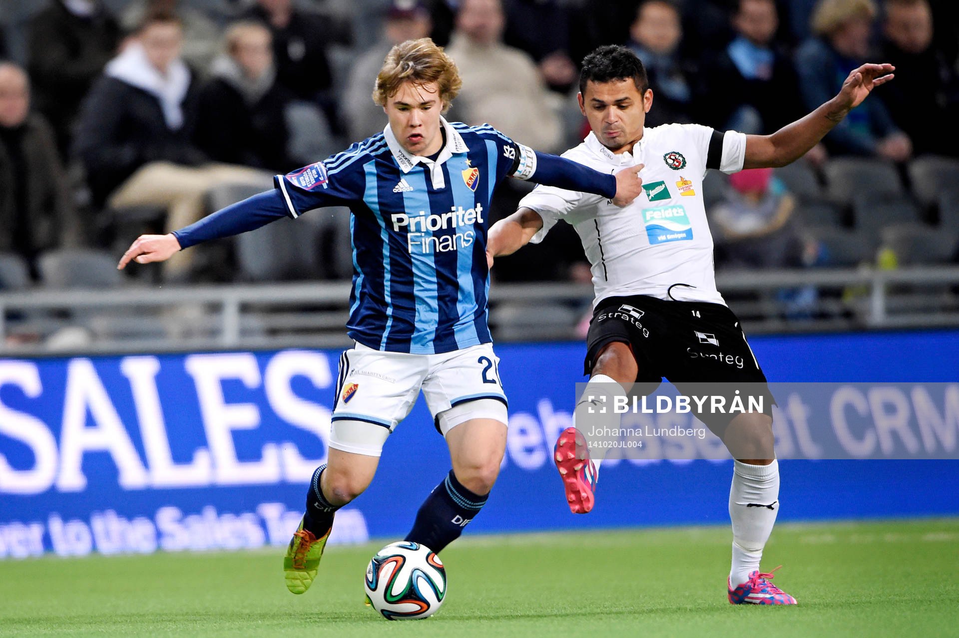 Djurgårdens Simon Tibbling och Örebros Daniel Sobralense under fotbollsmatchen i Allsvenskan mellan Djurgården och Örebro den 20 oktober 2014 i Stockholm.