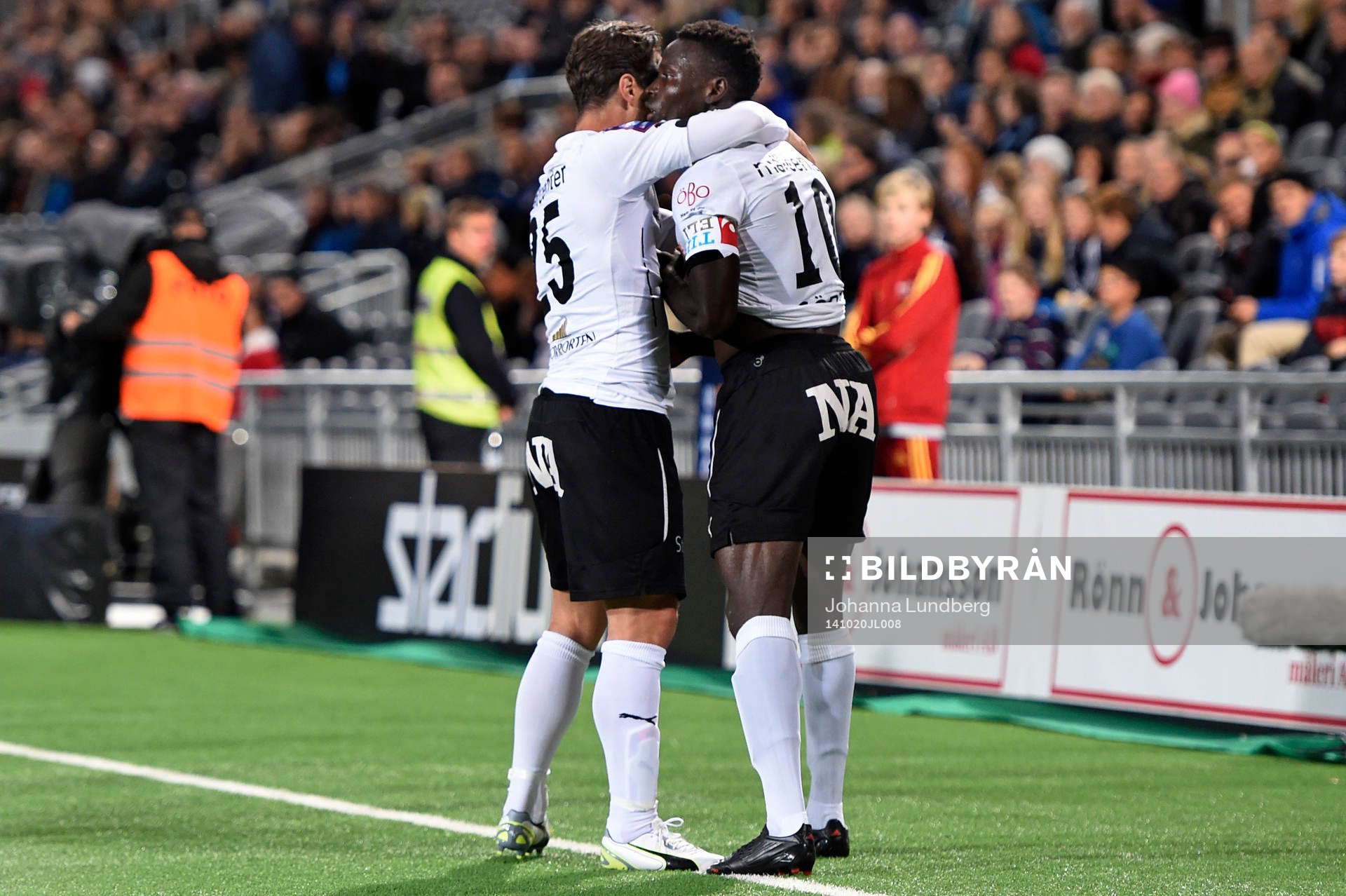 Örebros Alhassan Kamara gratuleras