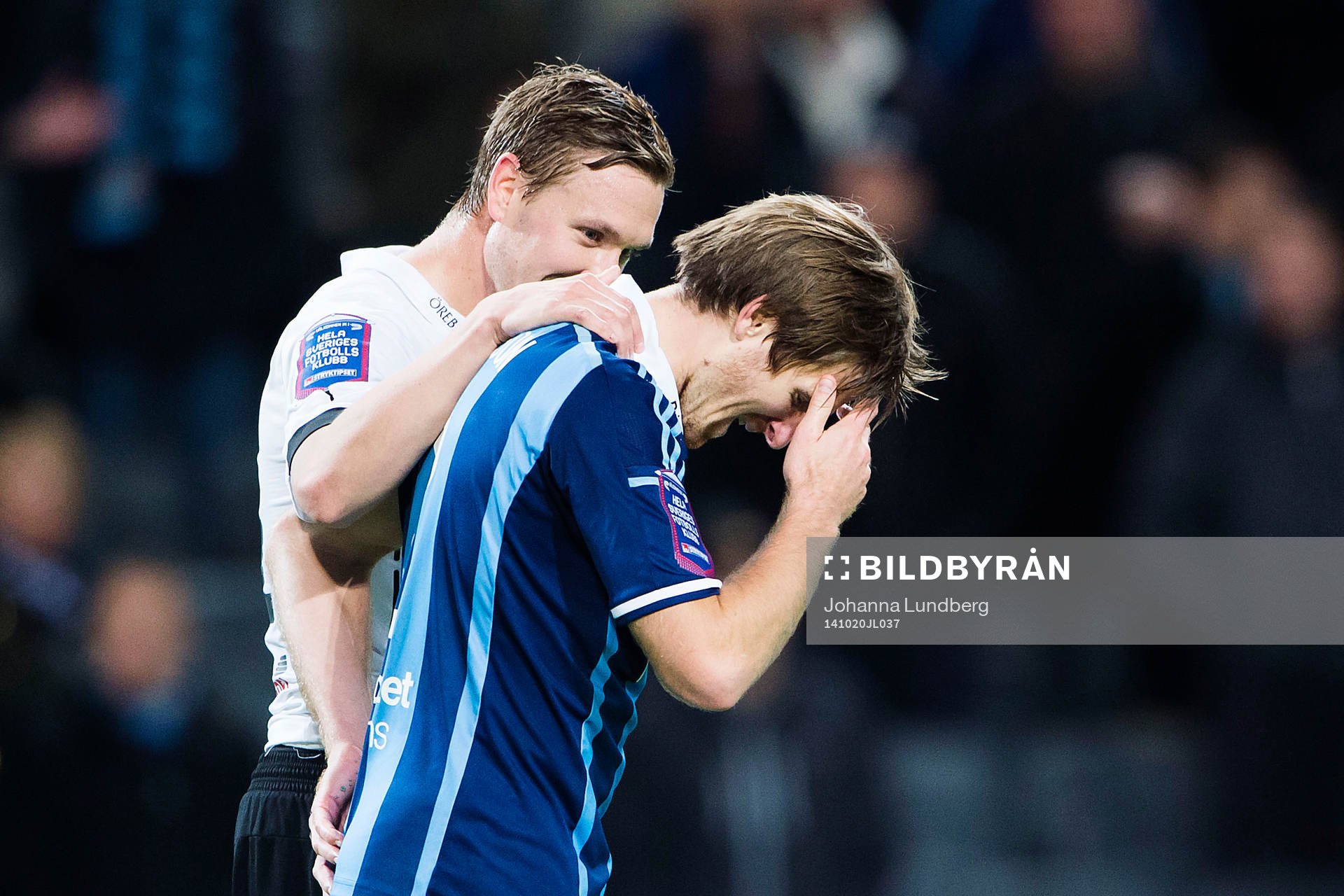 Örebros Marcus Pode tröstar Djurgårdens Jesper Arvidsson