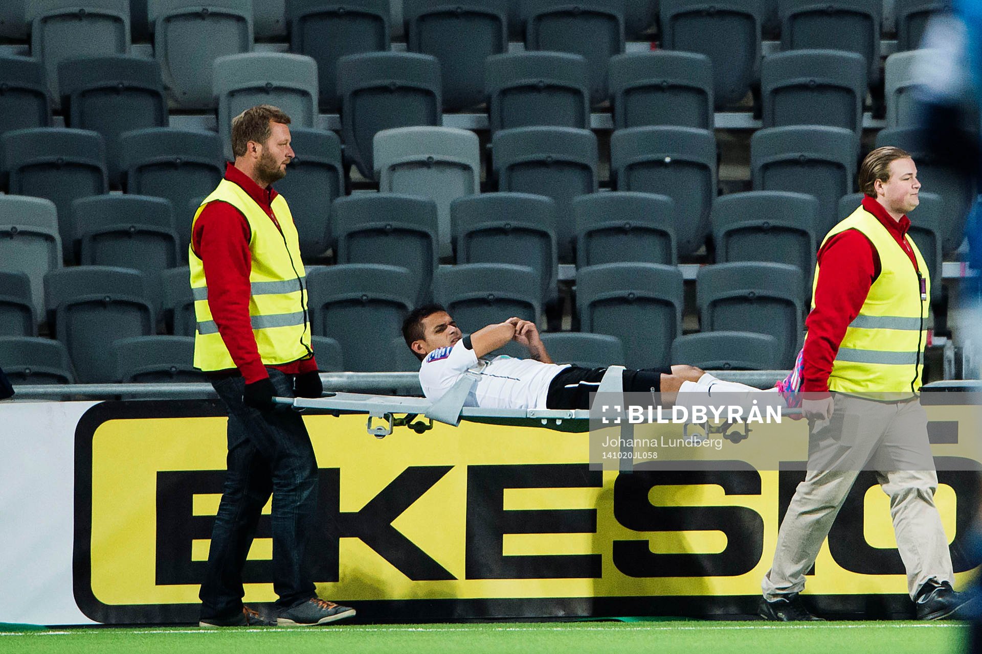 Örebros Daniel Sobralense bärs av planen på en bår men