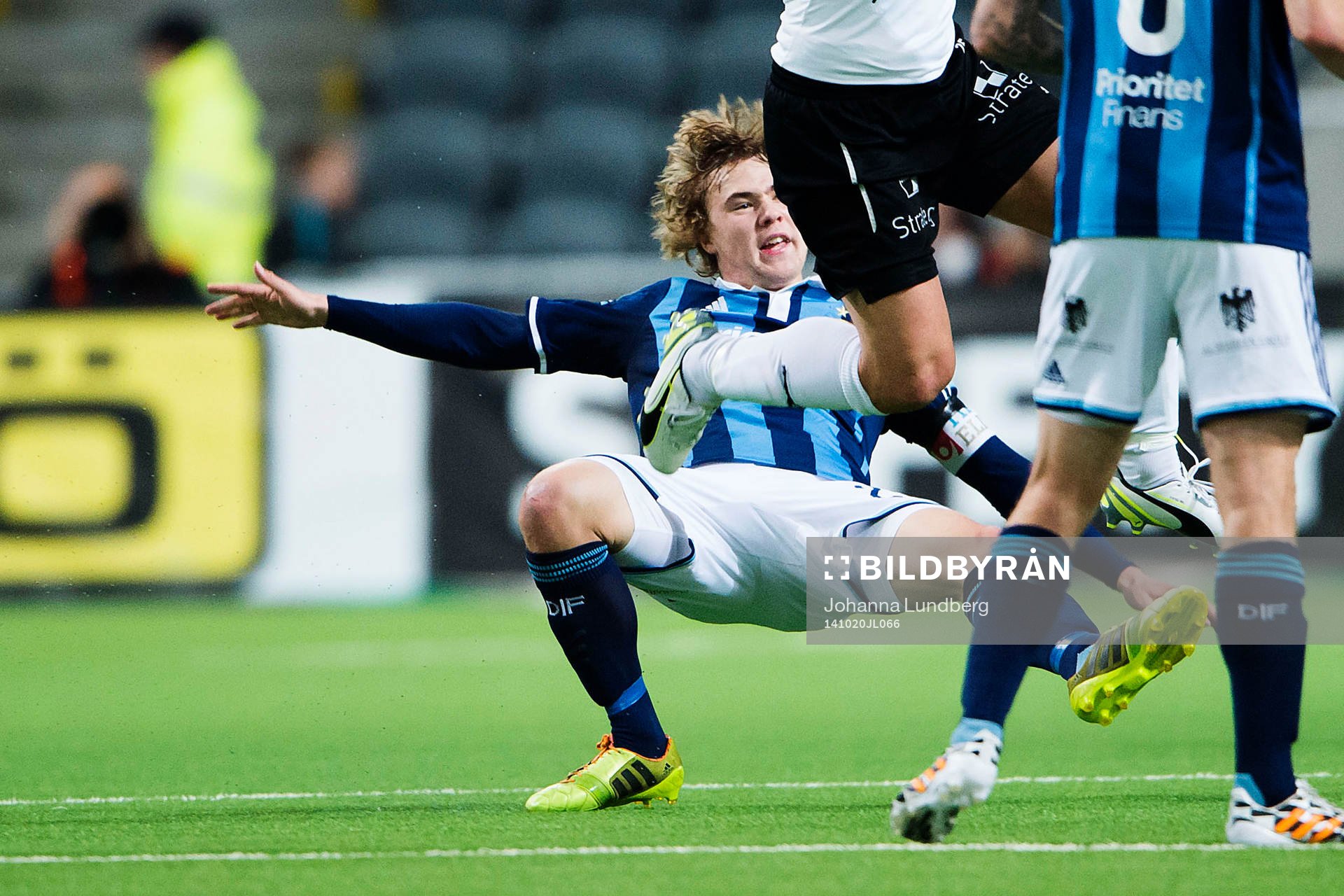 Djurgårdens Simon Tibbling faller